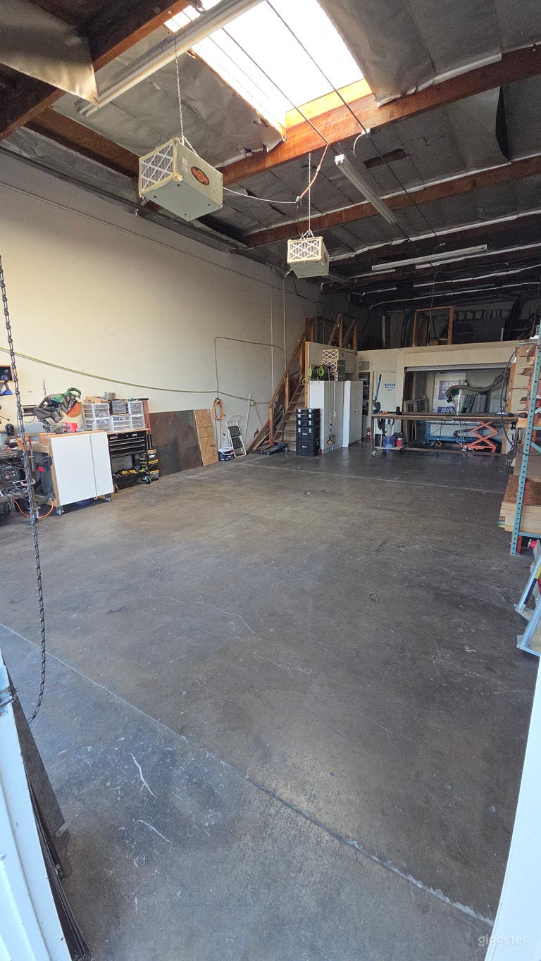  Almacén industrial de 2200 pies cuadrados con oficinas y estacionamiento en el lugar 