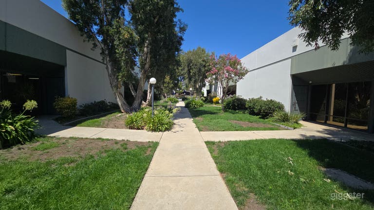  Almacén industrial de 2200 pies cuadrados con oficinas y estacionamiento en el lugar 