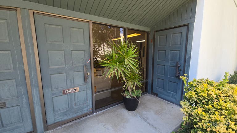  Almacén industrial de 2200 pies cuadrados con oficinas y estacionamiento en el lugar 