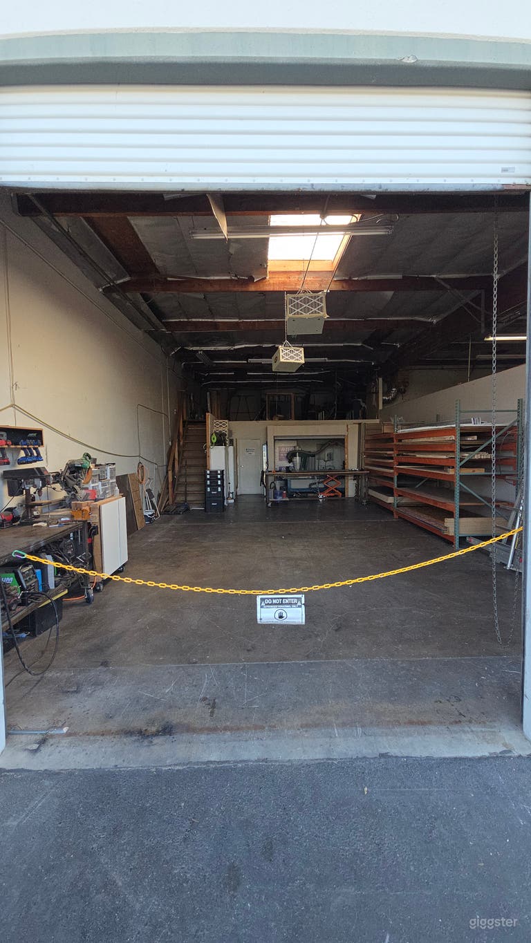  Almacén industrial de 2200 pies cuadrados con oficinas y estacionamiento en el lugar 
