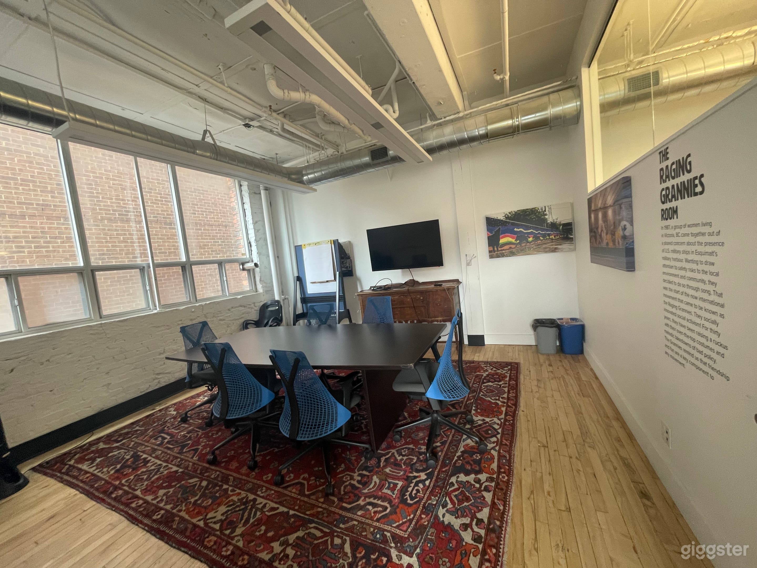 The Raging Grannies Room Photo 1