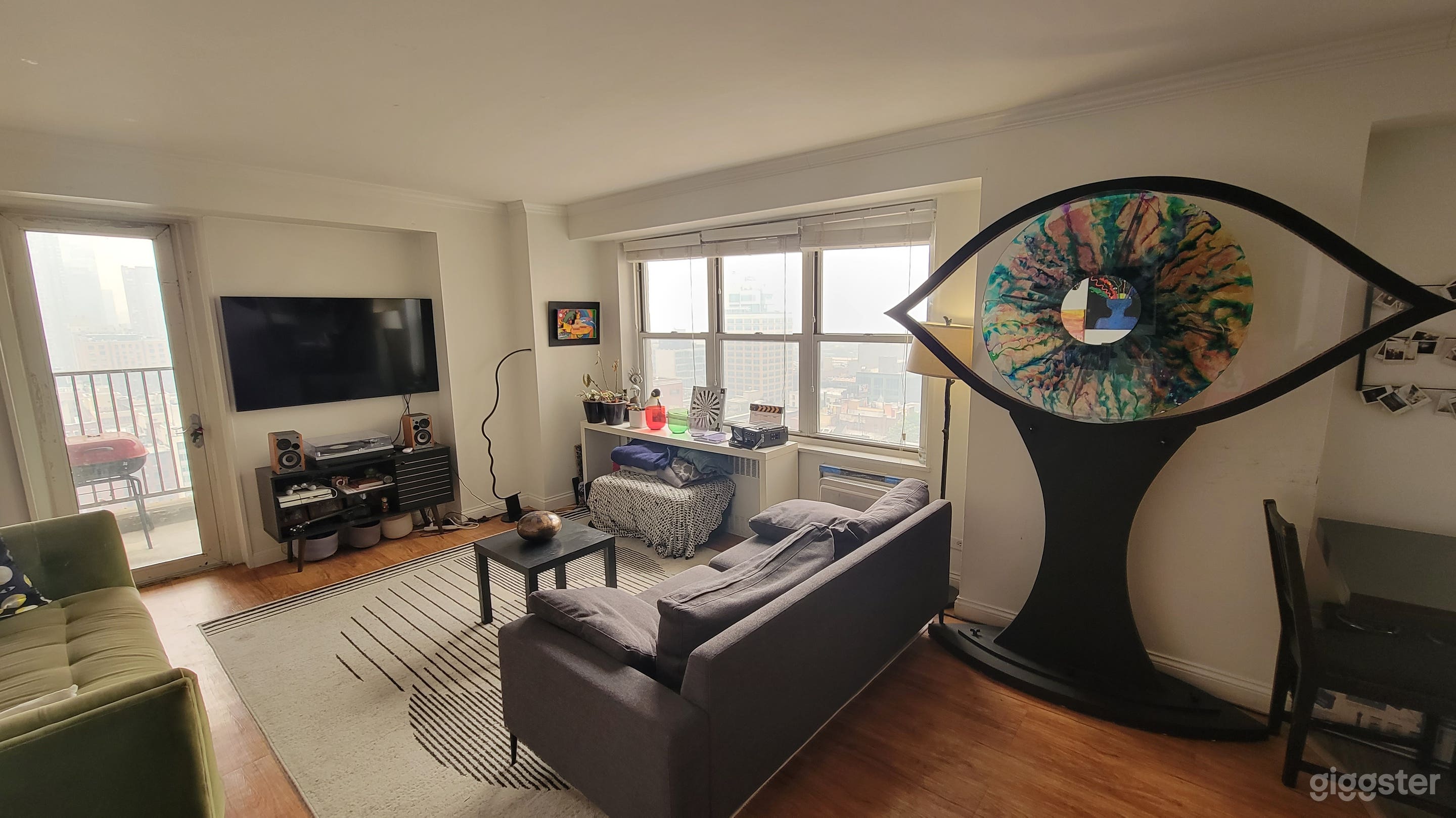 Unique &amp; Artsy Apartment with a VIEW in Manhattan! Photo 2