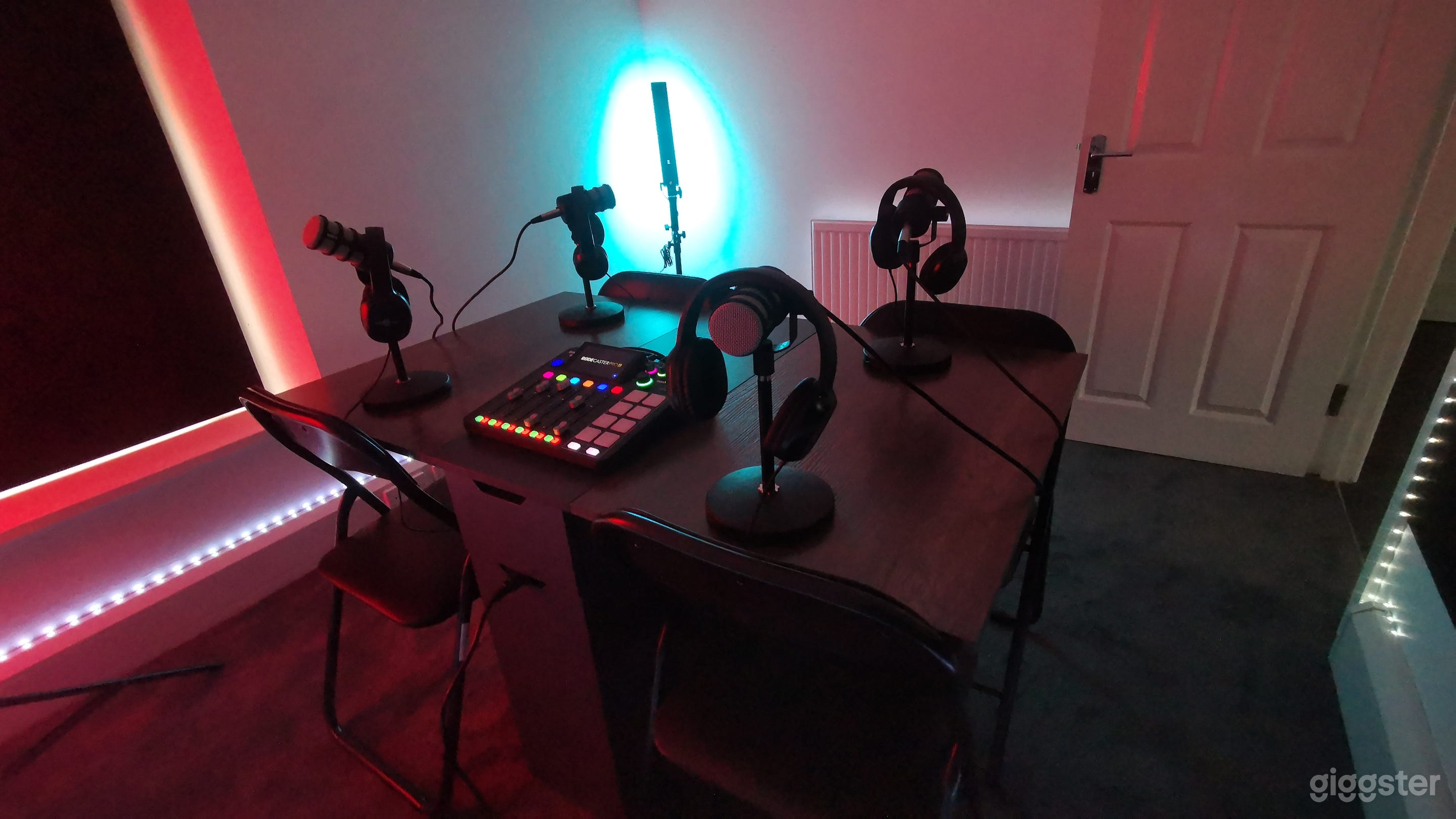 Podcast or music recording space
Rode podcast equipment included.
Soundproofing tiles and tinted windows. Table can be postion however suits 