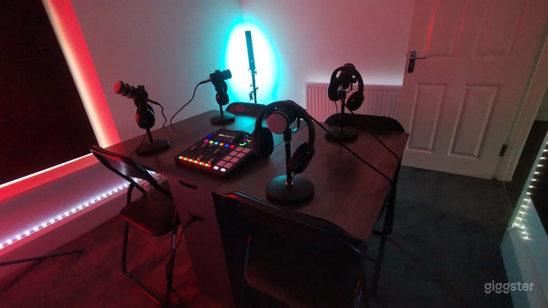  Podcast or music recording space
Rode podcast equipment included.
Soundproofing tiles and tinted windows. Table can be postion however suits  