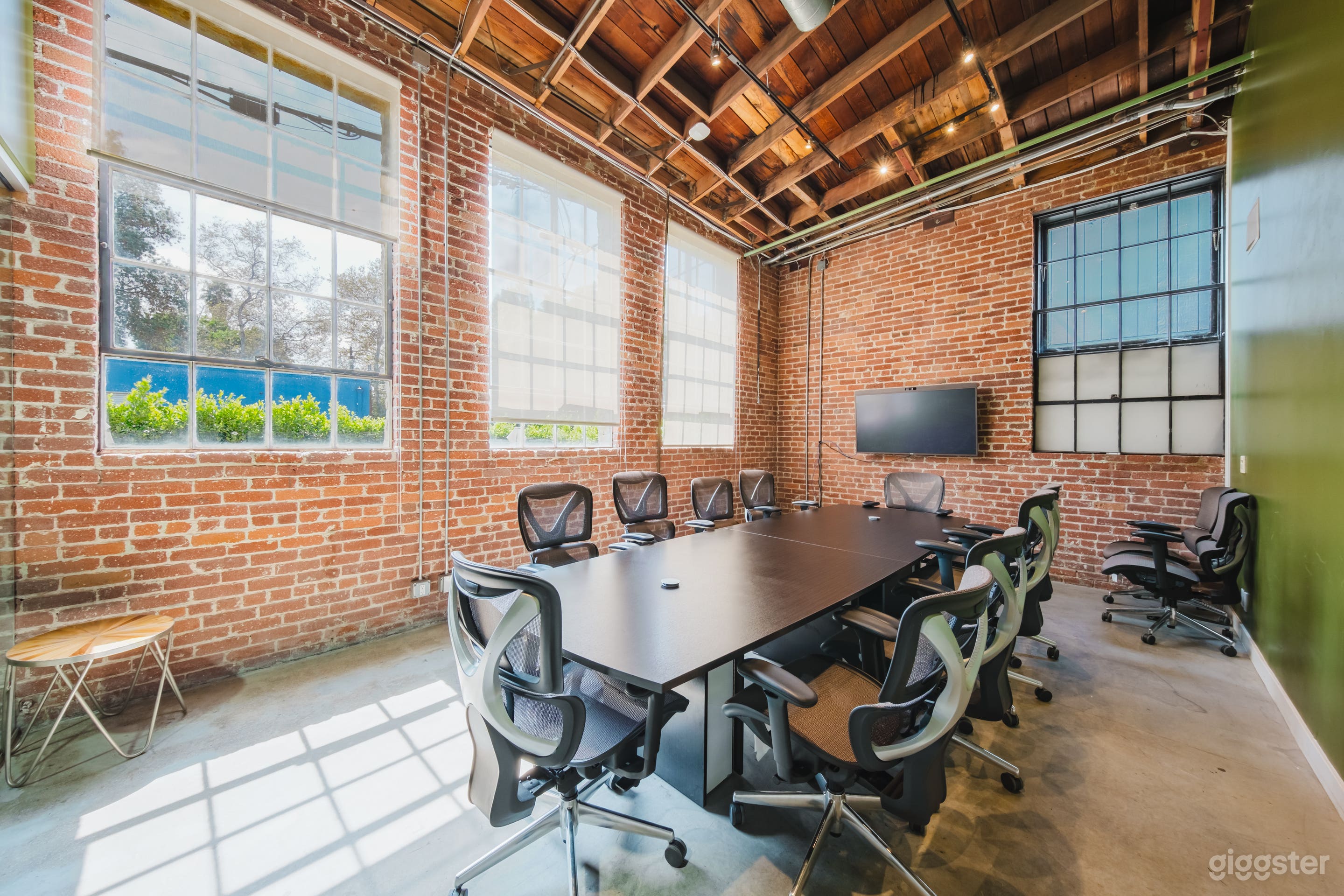 CREATIVE BRICK LOFT WITH SKYLIT VIBES Photo 4