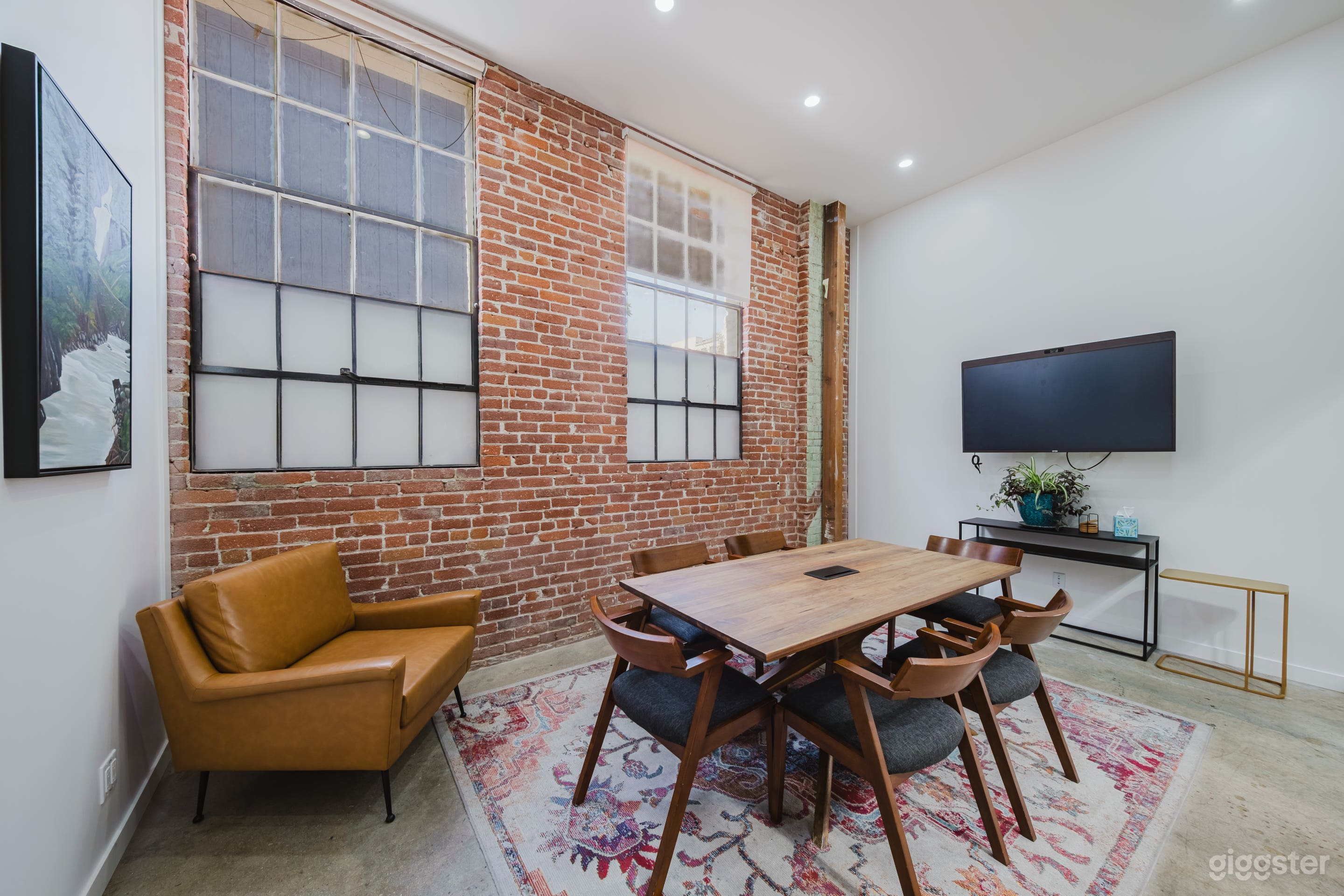 CREATIVE BRICK LOFT WITH SKYLIT VIBES Photo 2