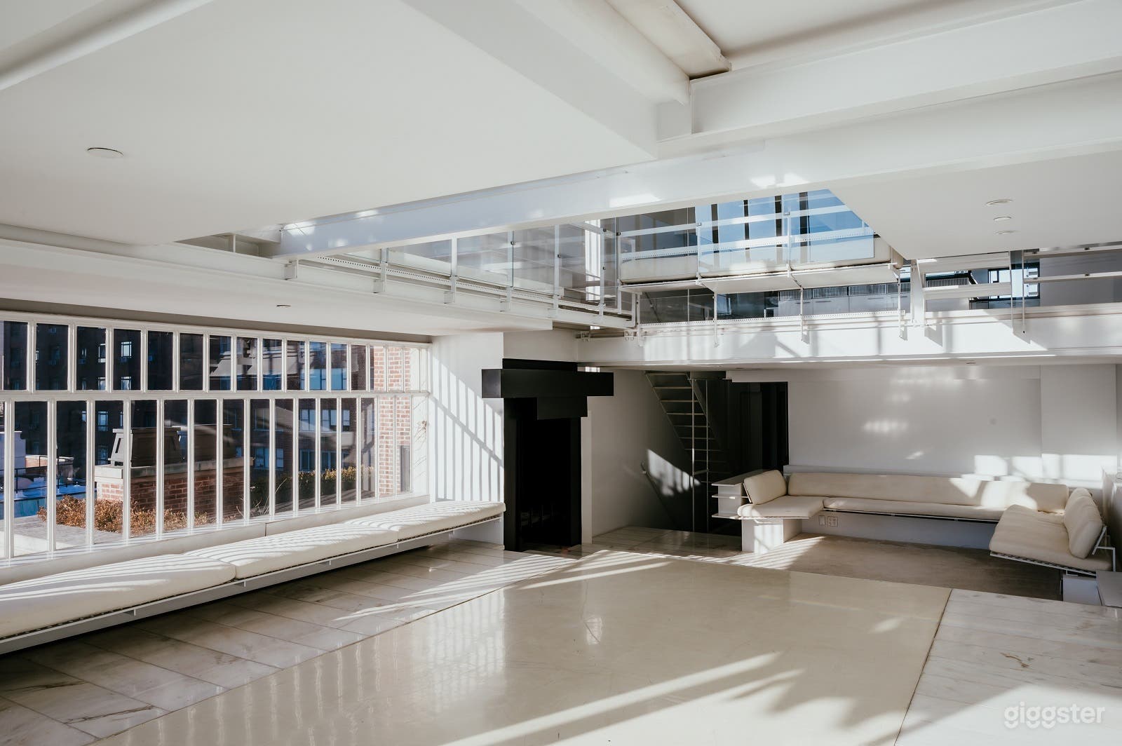 Modern Penthouse Photo 3