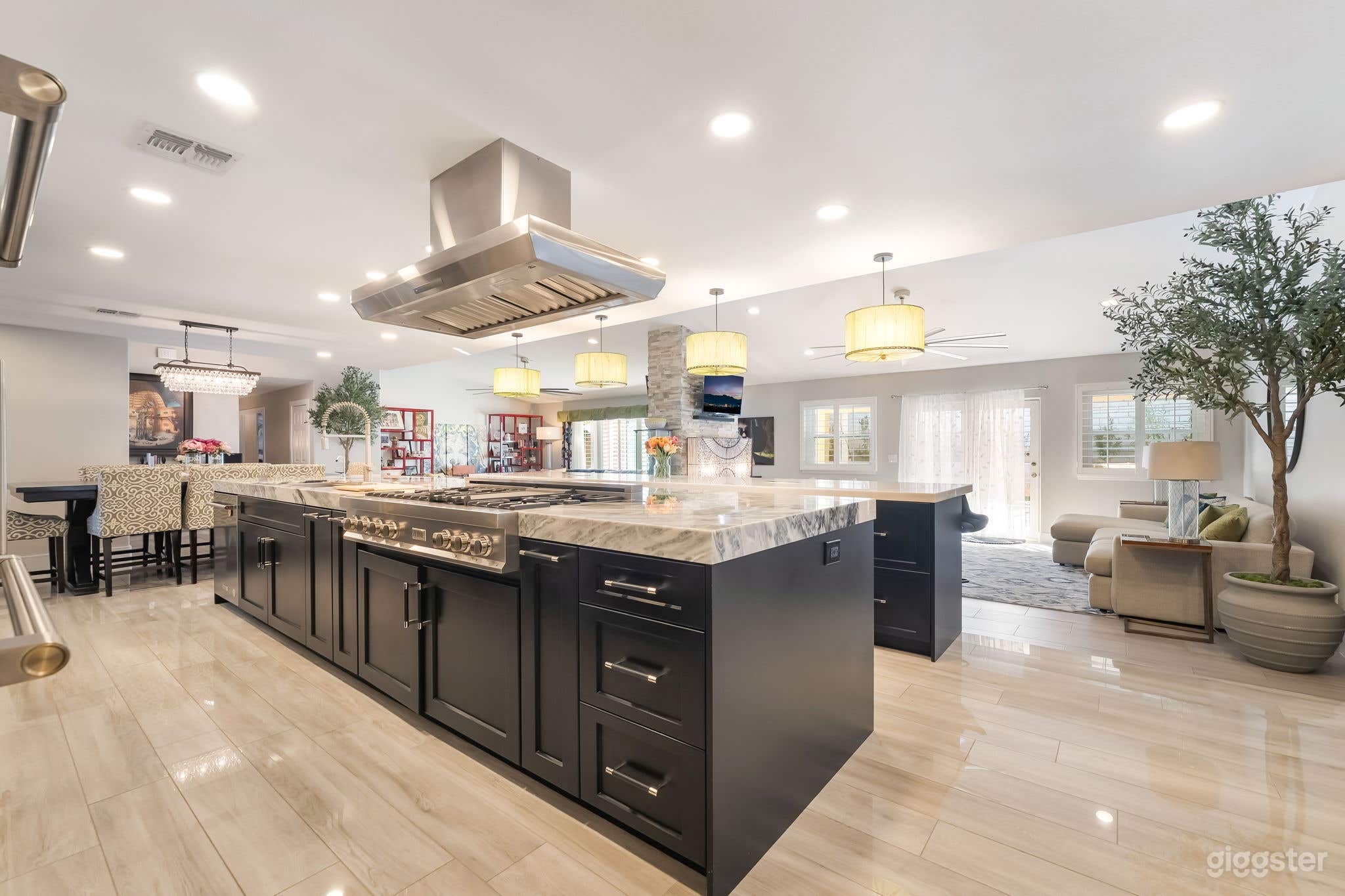 Deliciously Distinctive Inviting Creative Space Photo 3