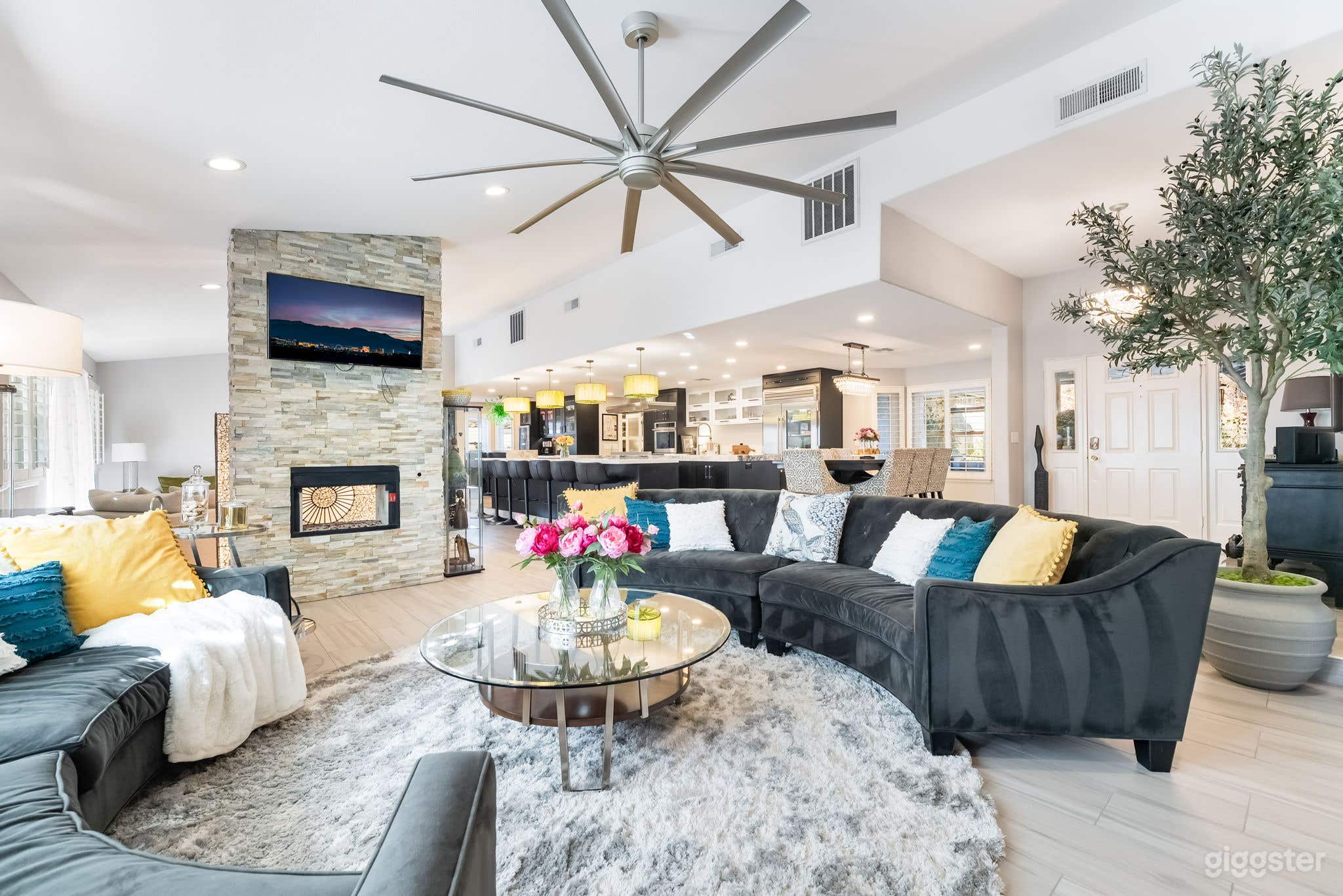 Deliciously Distinctive Inviting Creative Space Photo 4