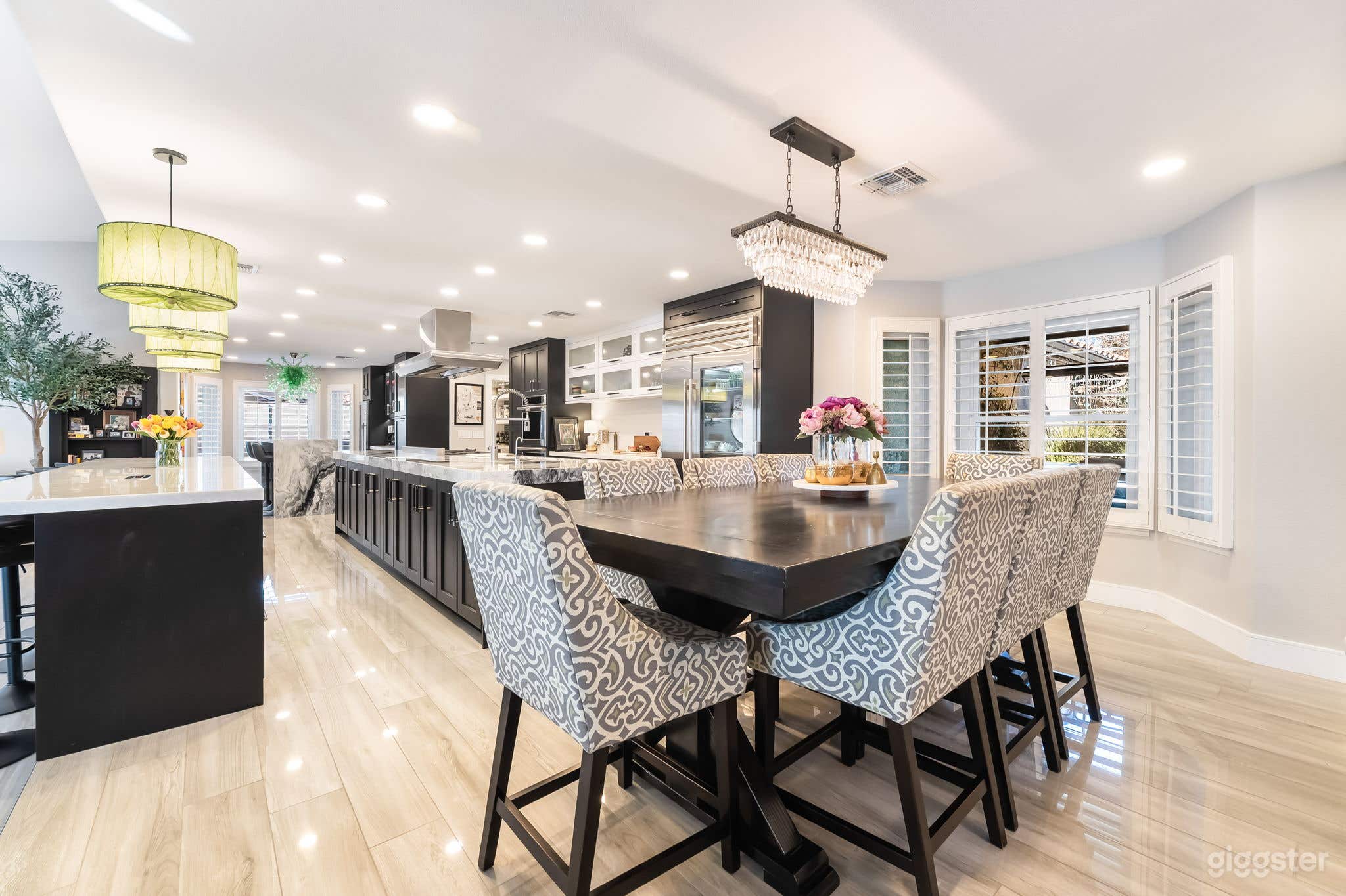 Deliciously Distinctive Inviting Creative Space Photo 2