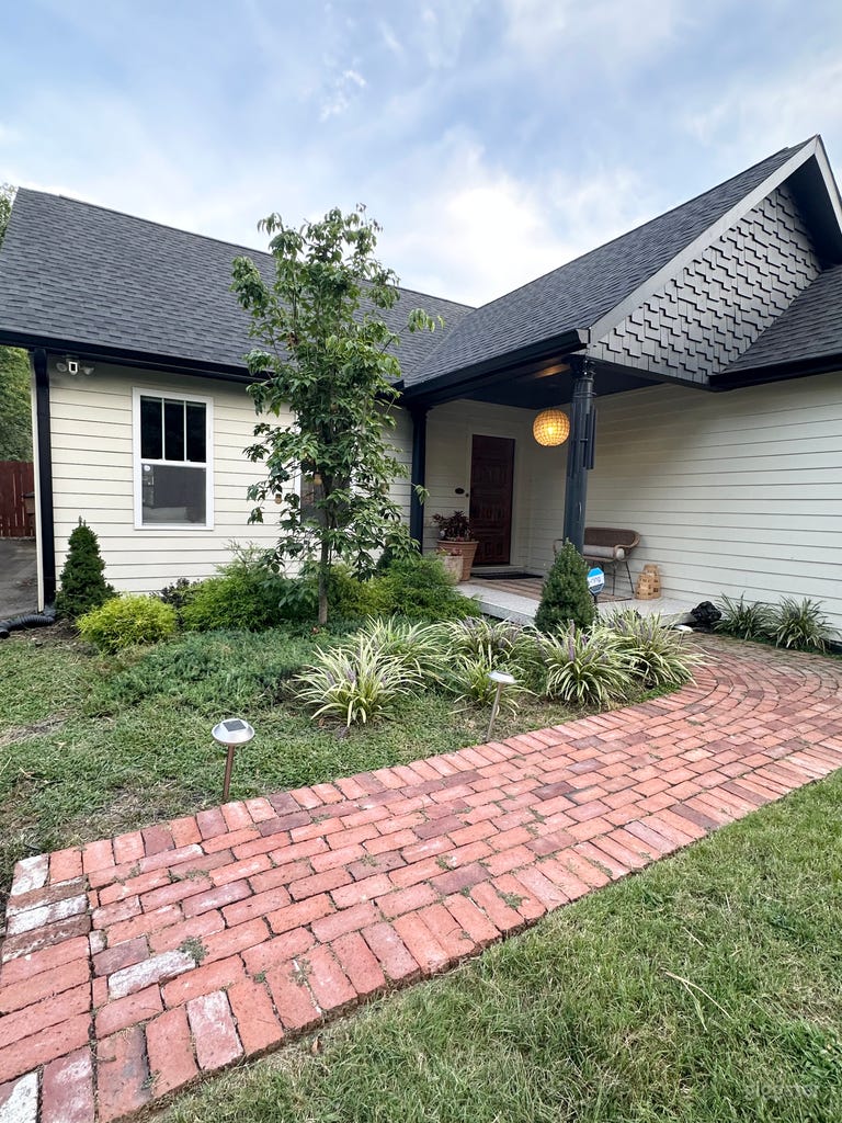  Charming City Designer Cottage 