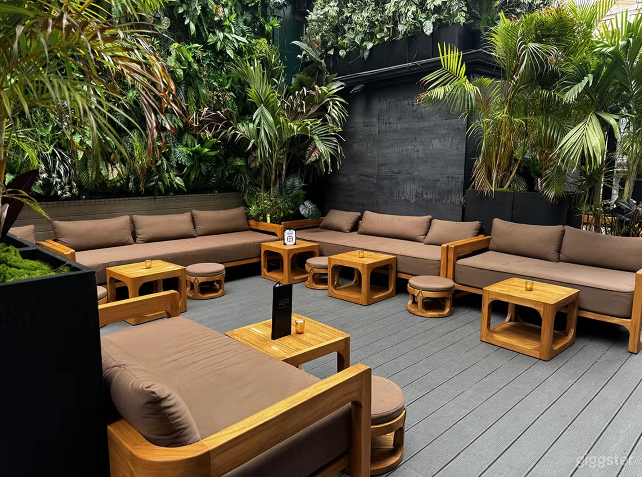 Rooftop Garden Lush – Retractable-Roof Terrace Photo 4