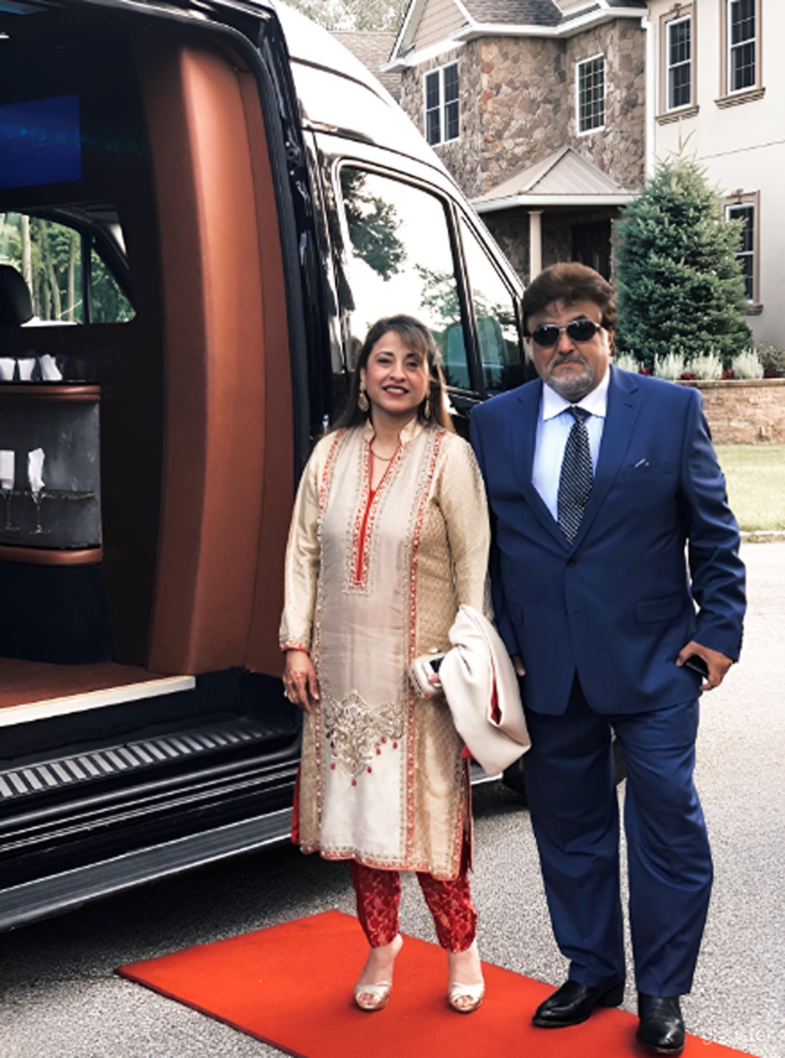 15 Passenger Party Bus Photo 4