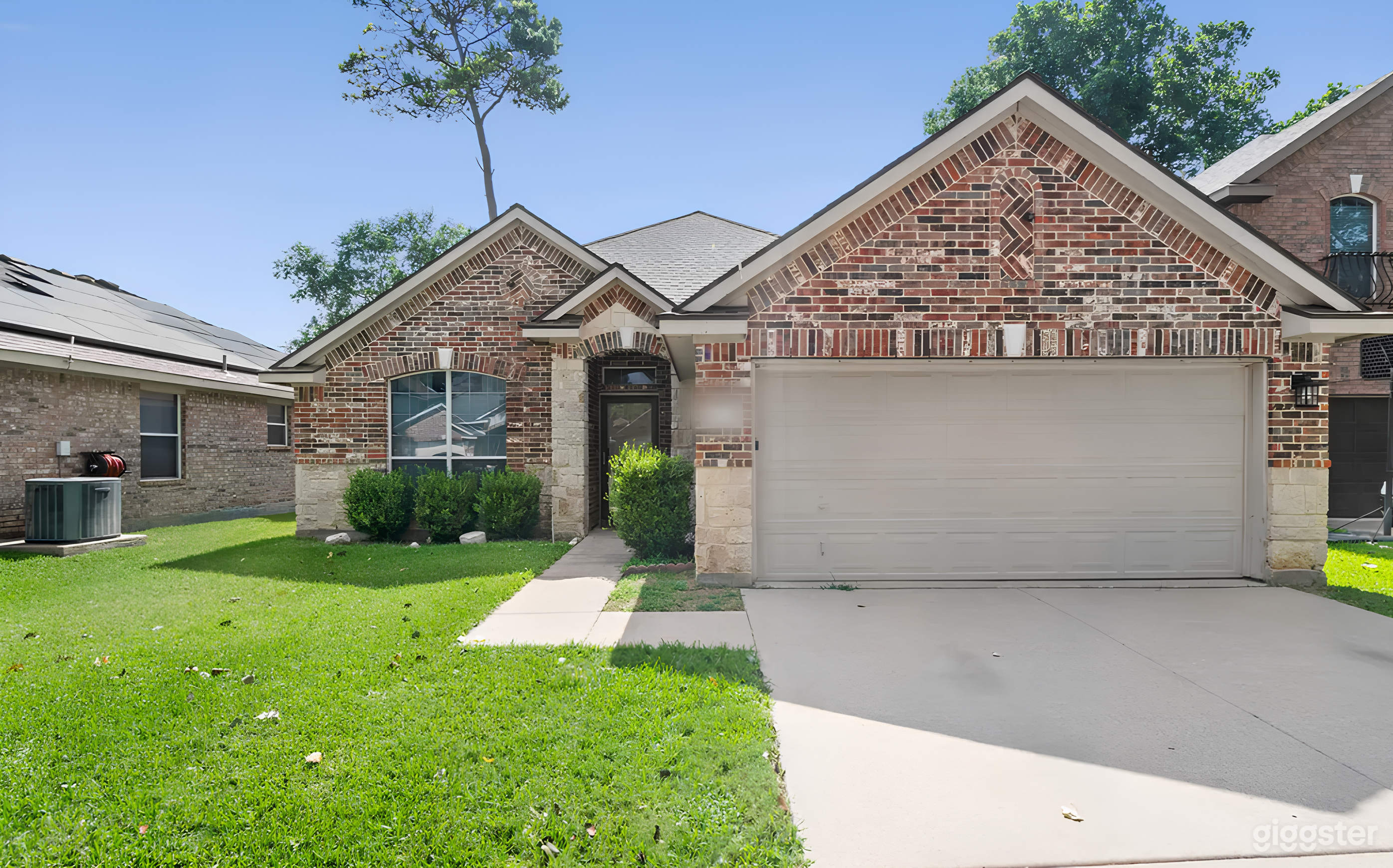 House with Fully Fenced Backyard - Close to Parks & Gardens Photo 1