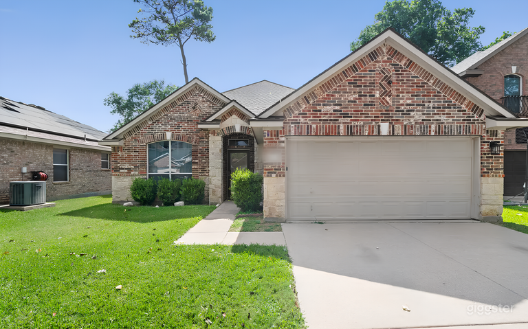  House with Fully Fenced Backyard - Close to Parks & Gardens 