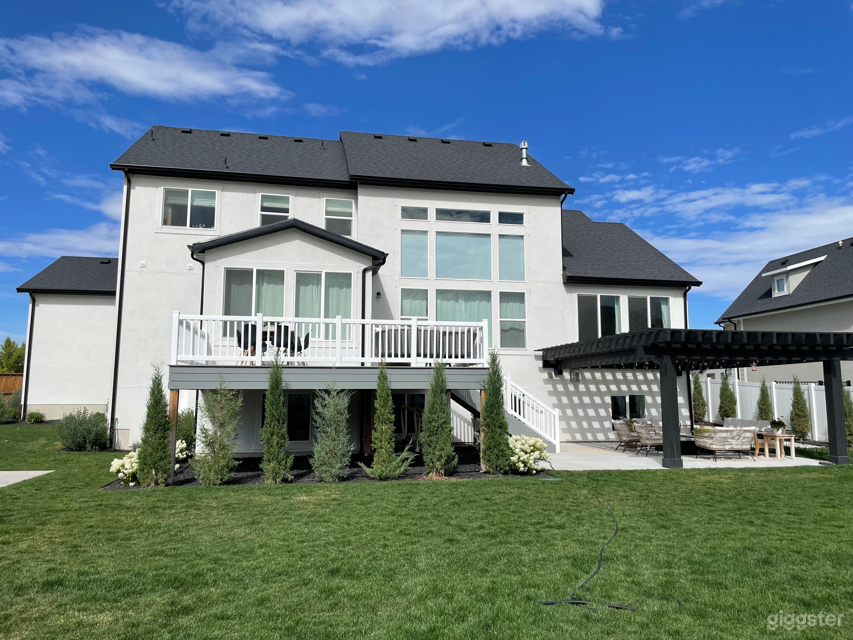 Modern Farmhouse with Mountainous Views Photo 4