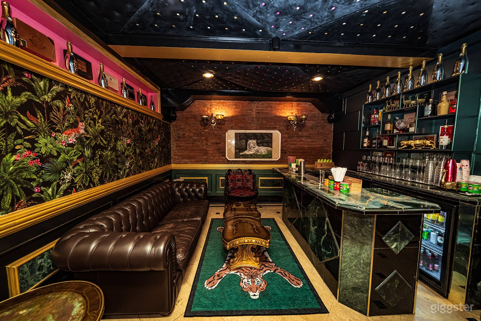 Extraordinary Bar Photo 2