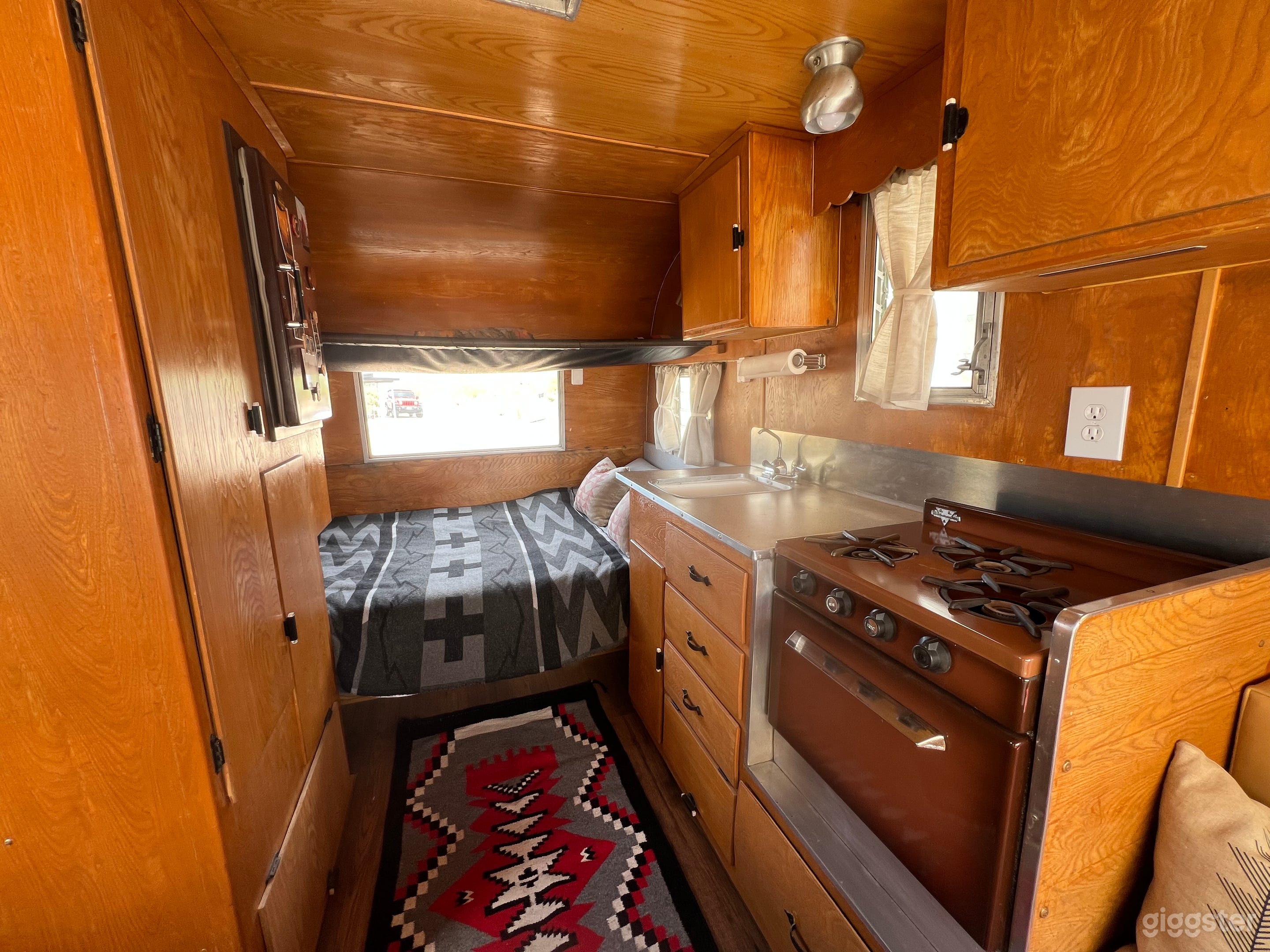 Vintage Trailer (location ready) Photo 4