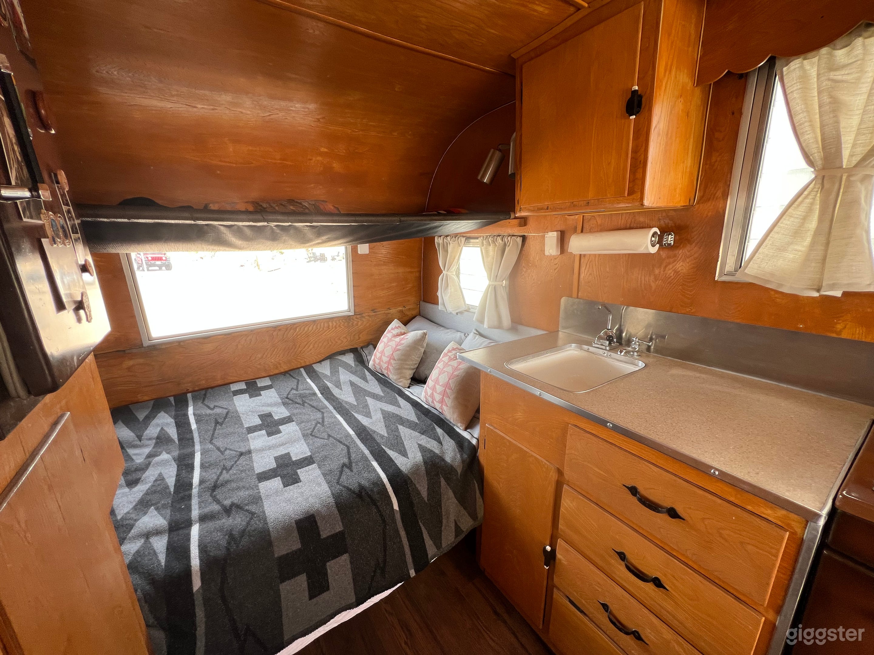 Vintage Trailer (location ready) Photo 2