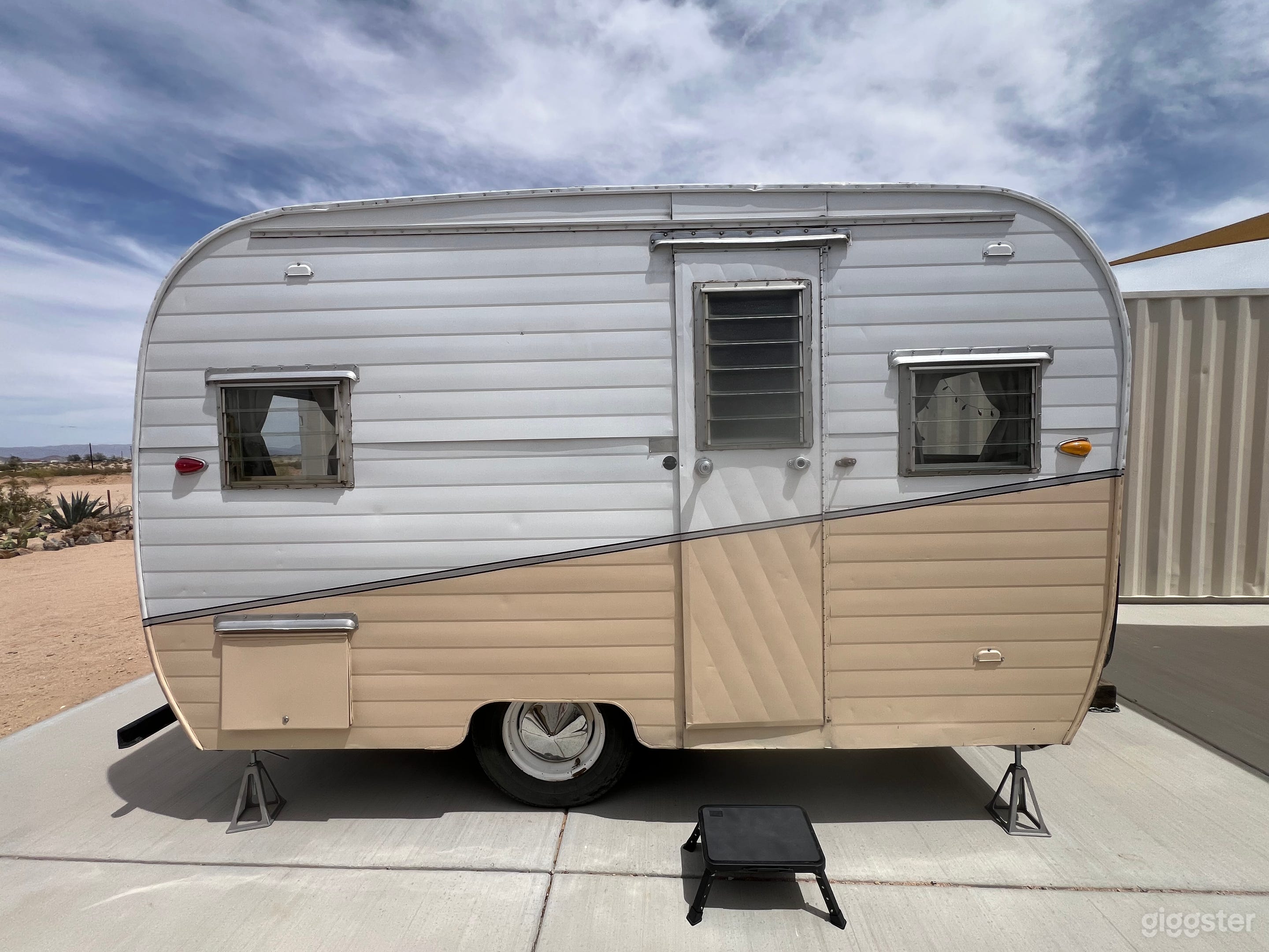 Vintage Trailer (location ready) Photo 1