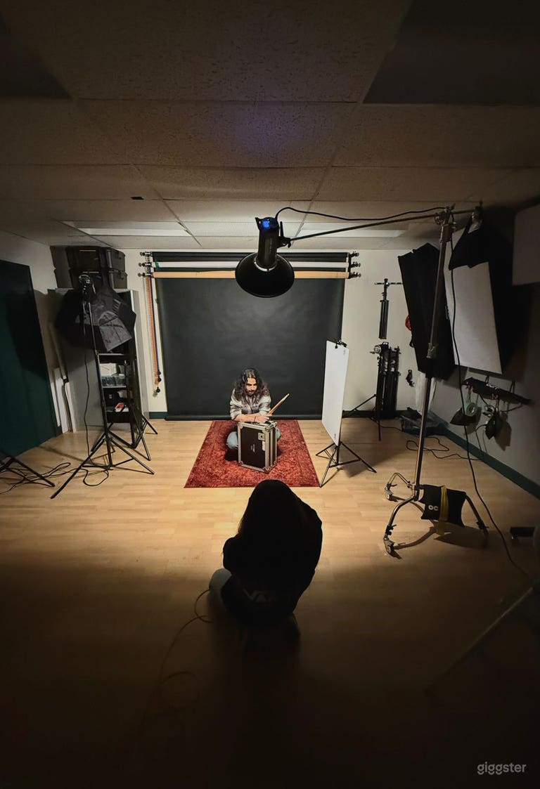  Fully Equipped Photography Studio in Central Toronto 