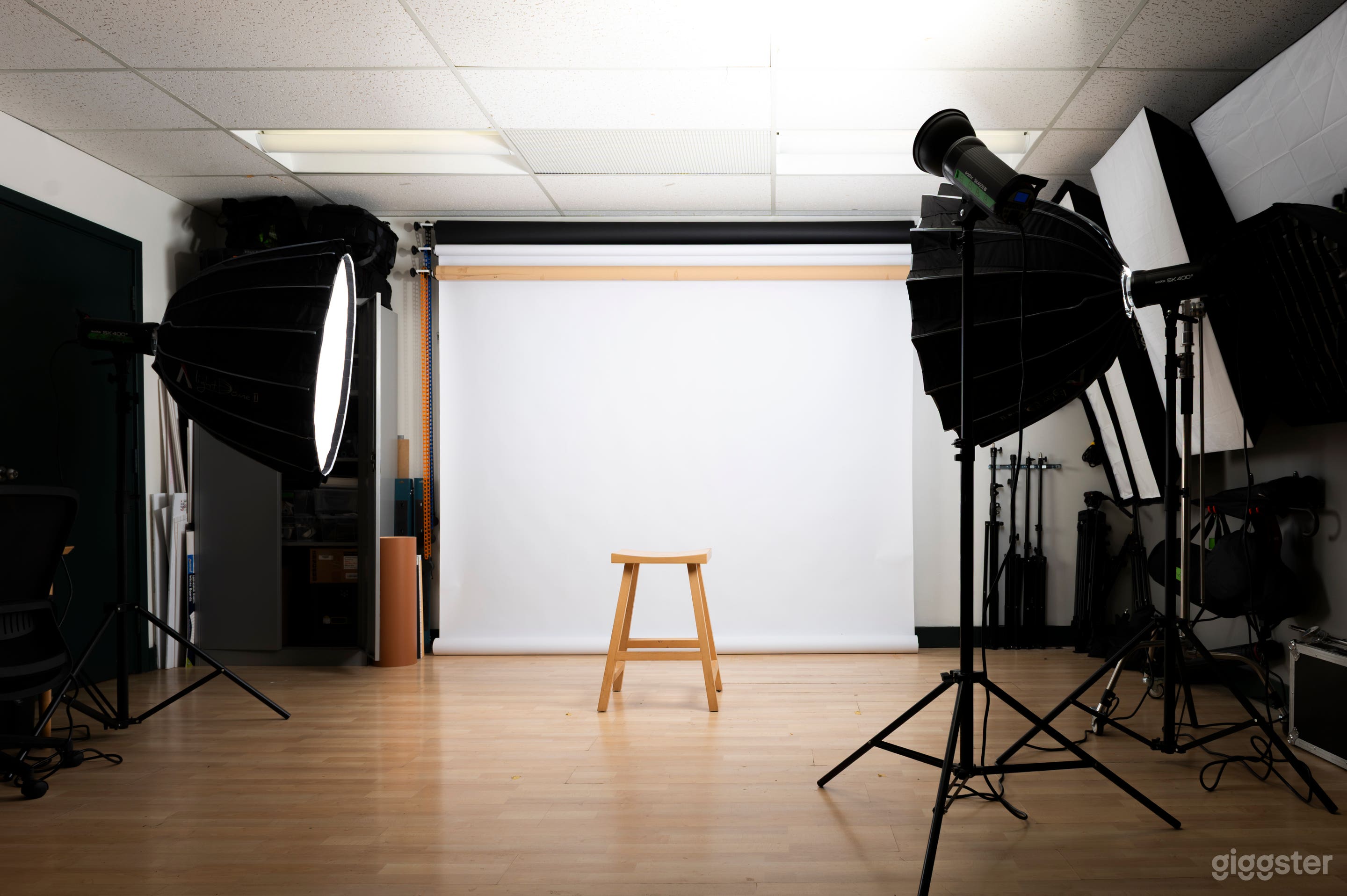 Fully Equipped Photography Studio in Central Toronto Photo 1