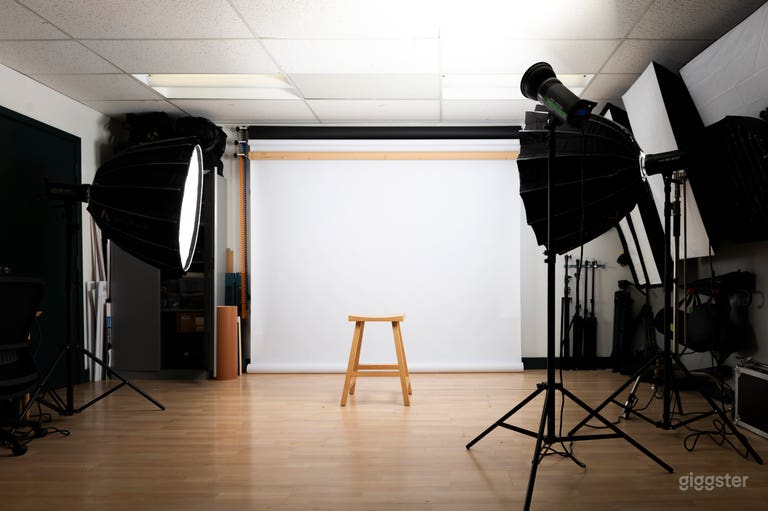  Fully Equipped Photography Studio in Central Toronto 