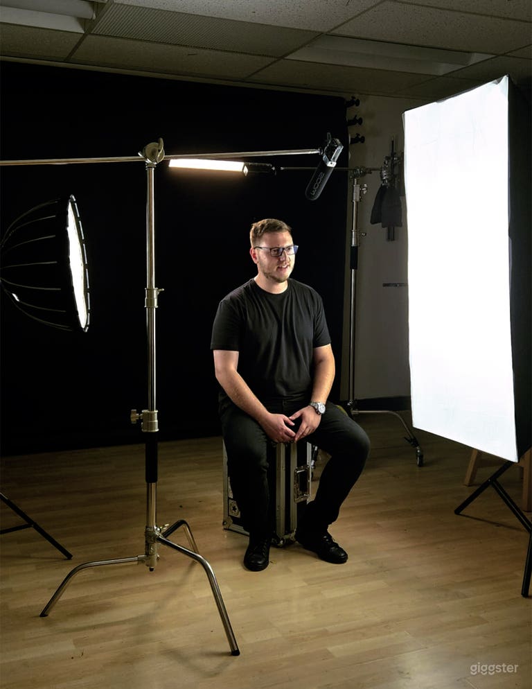  Fully Equipped Photography Studio in Central Toronto 