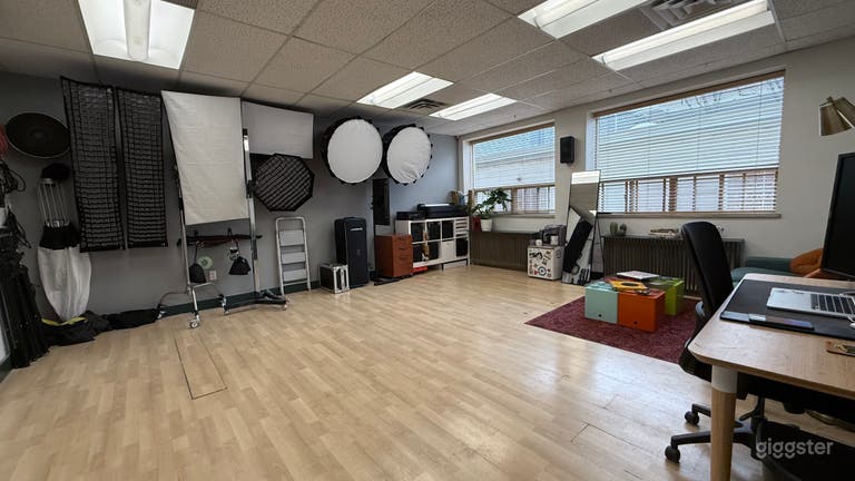 Fully Equipped Photography Studio in Central Toronto 