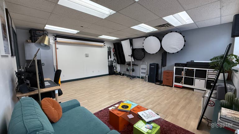  Fully Equipped Photography Studio in Central Toronto 