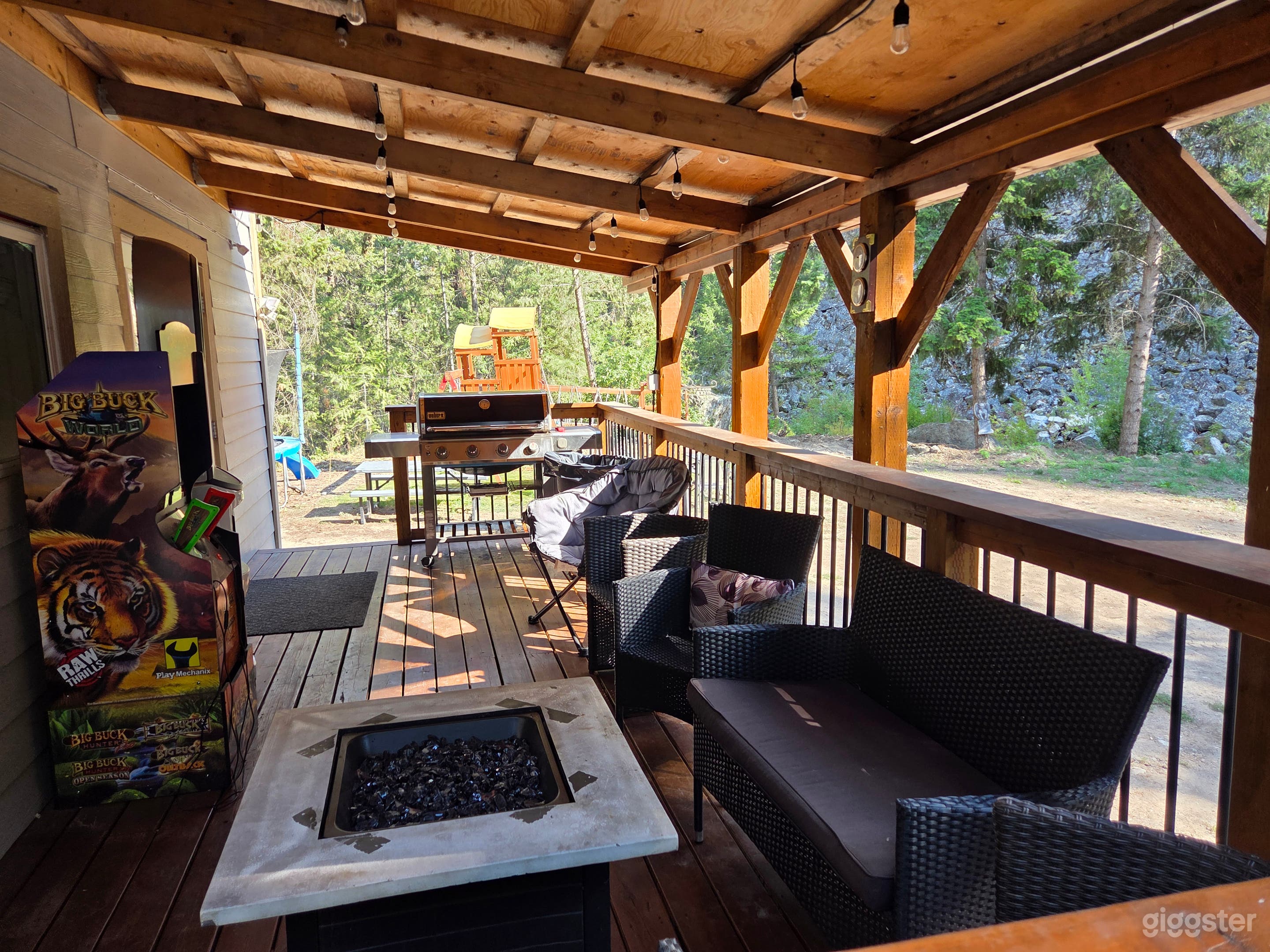 Private home on 11 acres. Newly renovated interior Photo 4