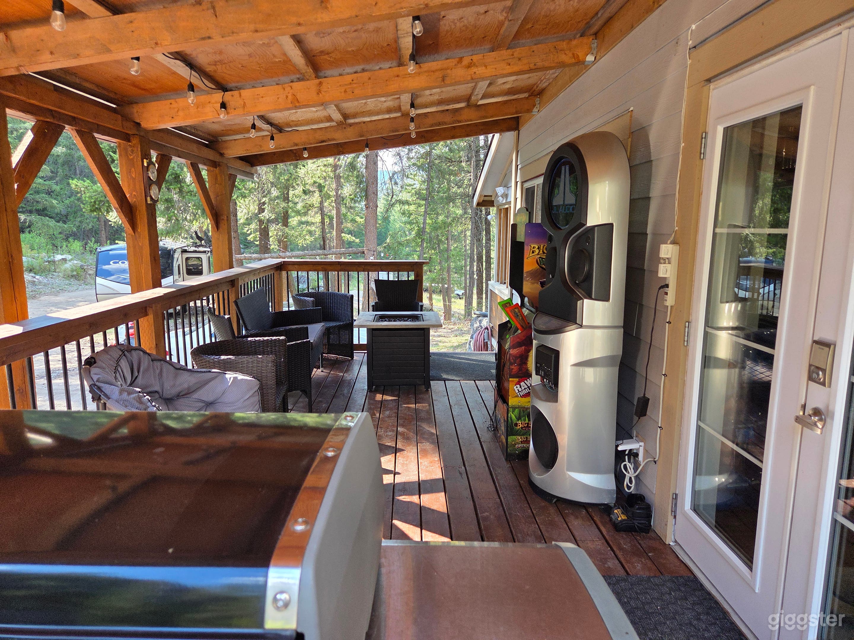 Private home on 11 acres. Newly renovated interior Photo 3