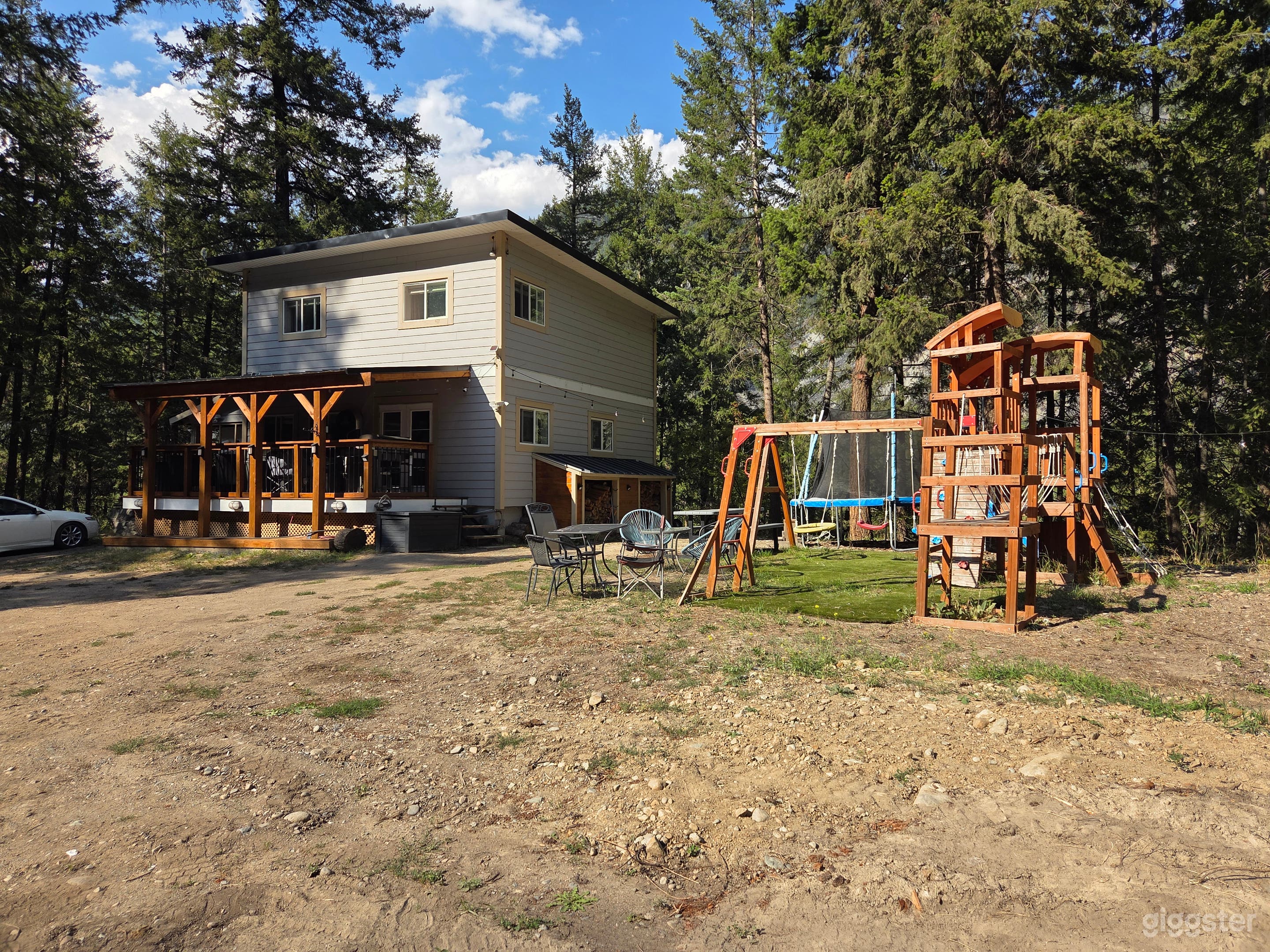 Private home on 11 acres. Newly renovated interior Photo 2