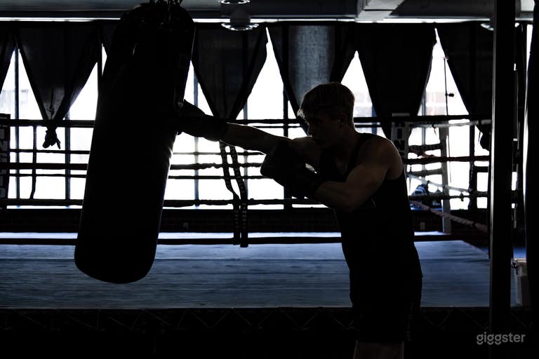  big windows great for photoshoot/film lighting 