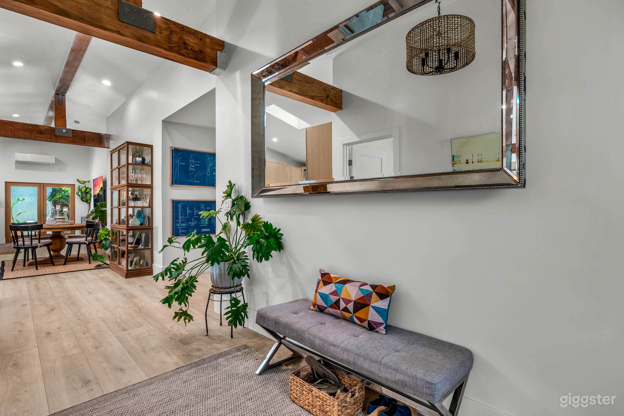 Charming and Comfortable Bungalow - Main House Photo 2