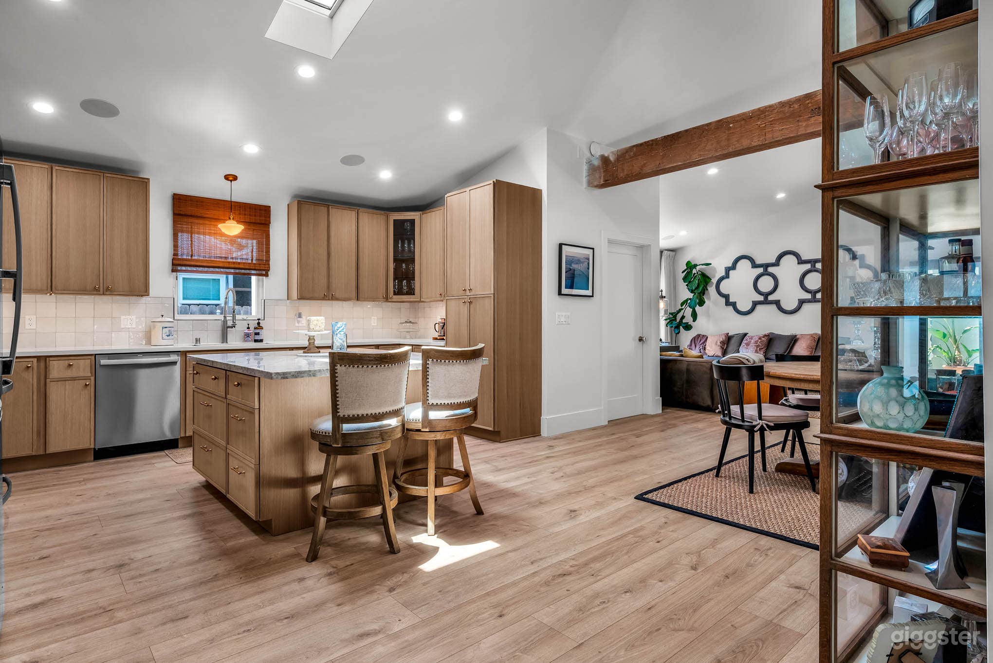 Charming and Comfortable Bungalow - Main House Photo 3