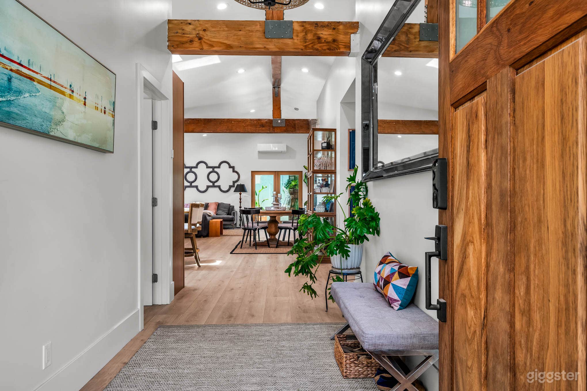 Charming and Comfortable Bungalow - Main House Photo 1