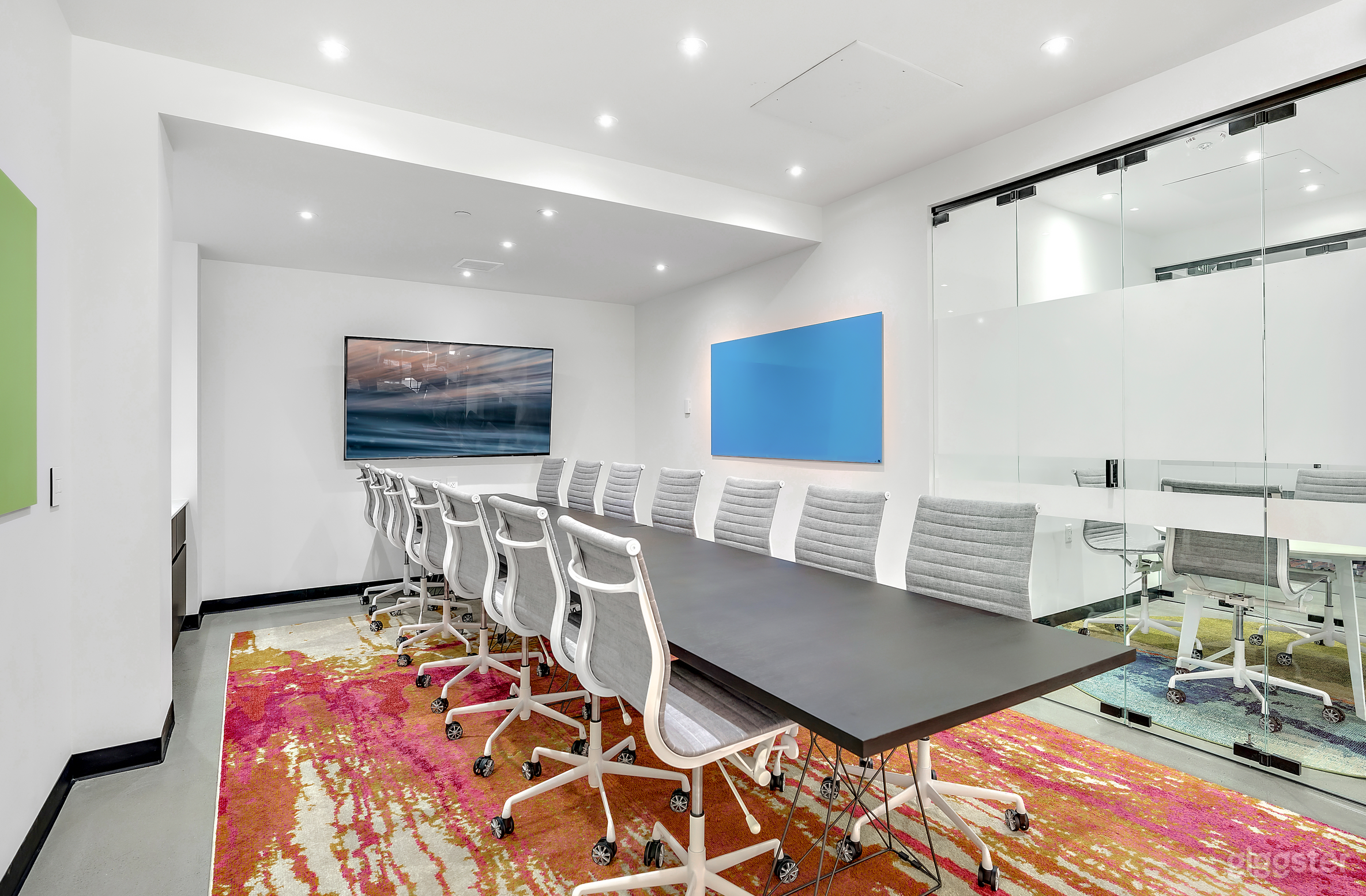 Well-equipped Meeting Room in Denver Photo 4