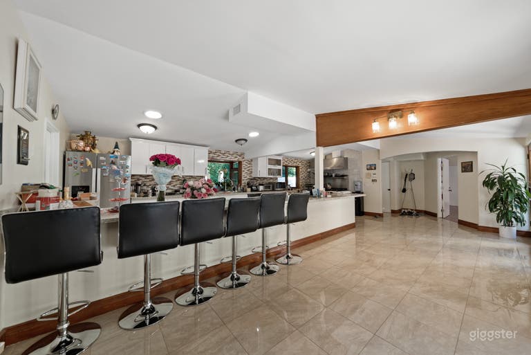  LUXURY ENTERTAINMENT COMPLEX IN BEVERLY HILLS 