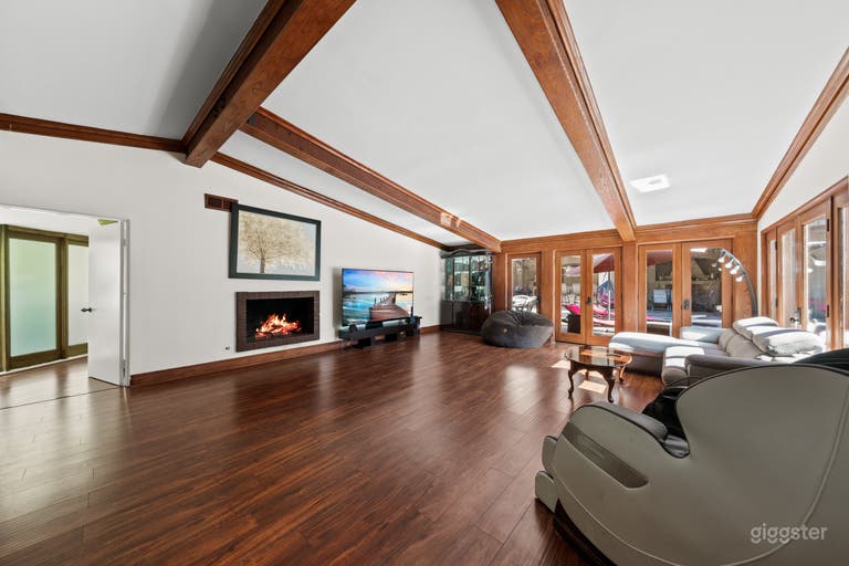  LUXURY ENTERTAINMENT COMPLEX IN BEVERLY HILLS 