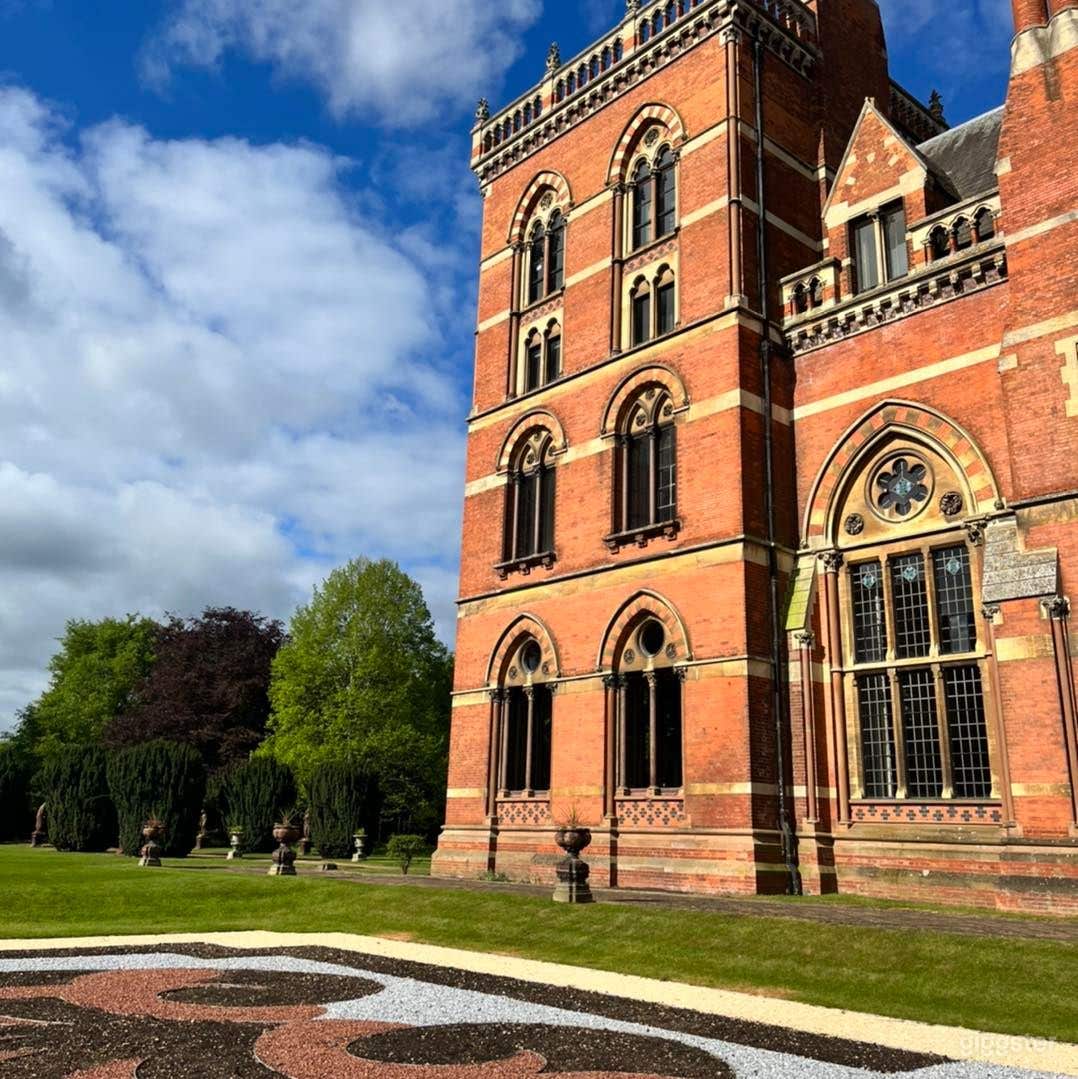 Spacious and Bright Outdoor Garden  Photo 2