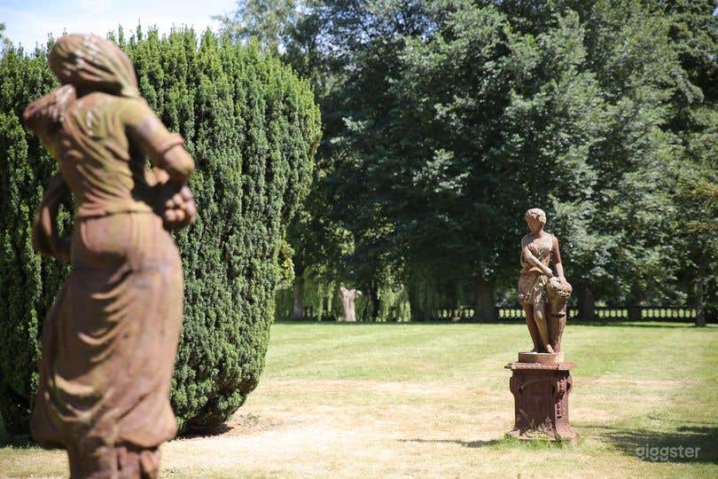 Spacious and Bright Outdoor Garden  Photo 4