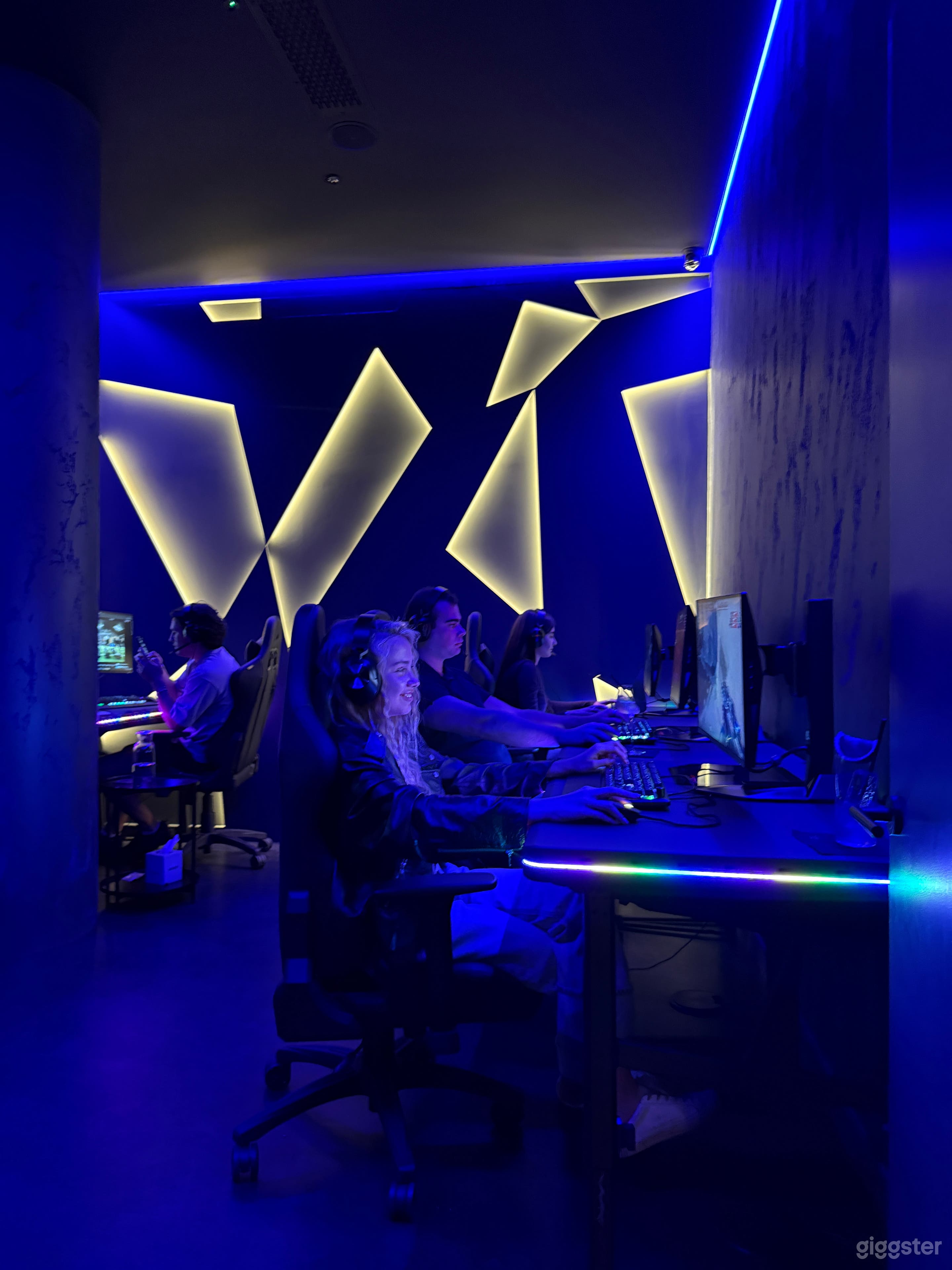 Entertainment Venue with Semi Secluded Lounges Photo 4