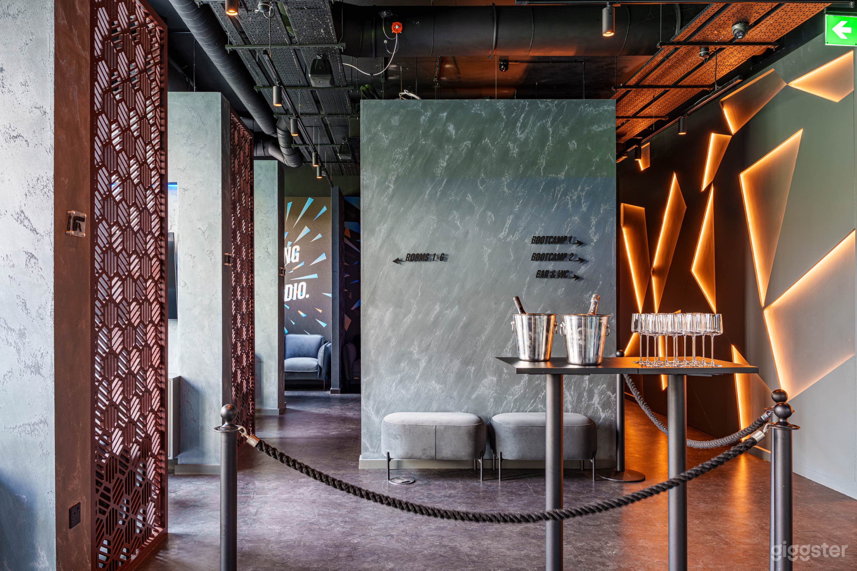 Entertainment Venue with Semi Secluded Lounges Photo 3