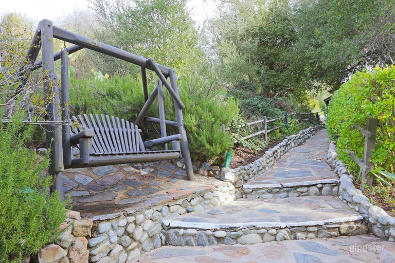  Rustic Lodge Restaurant surrounded by Mountains 