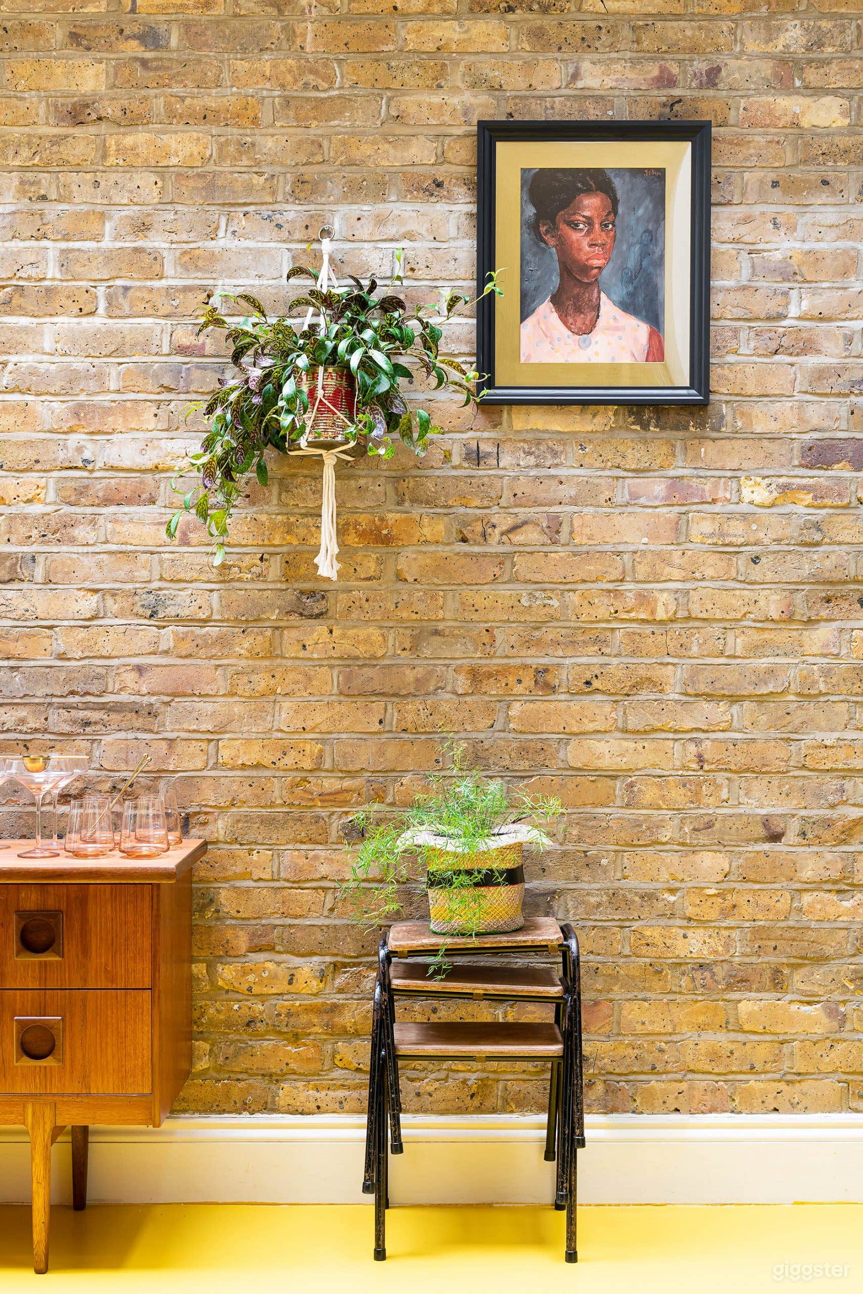 Colourful Victorian Mid-Terraced House  Photo 2