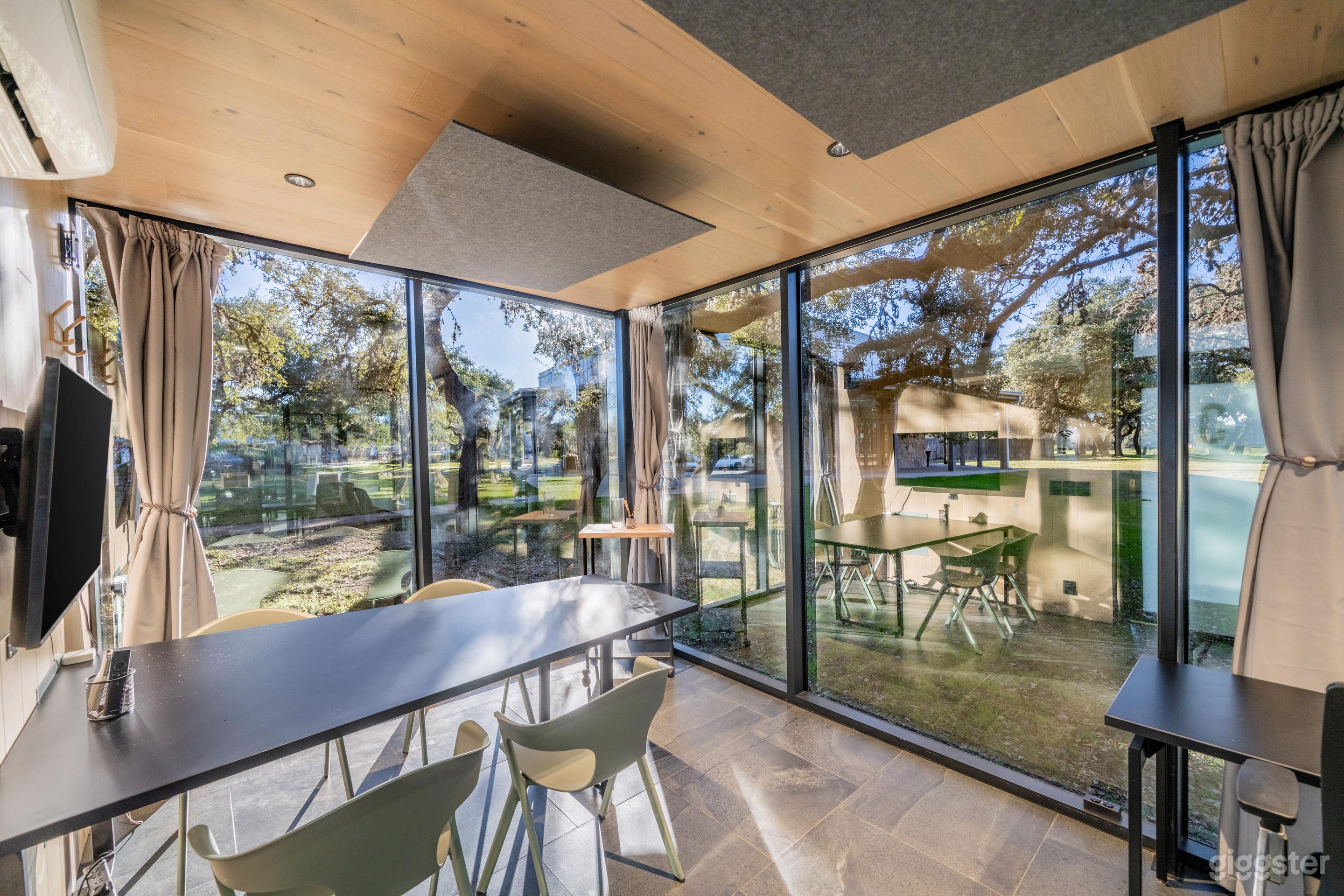 Distinctive Meeting Room / Astonishing View Photo 1