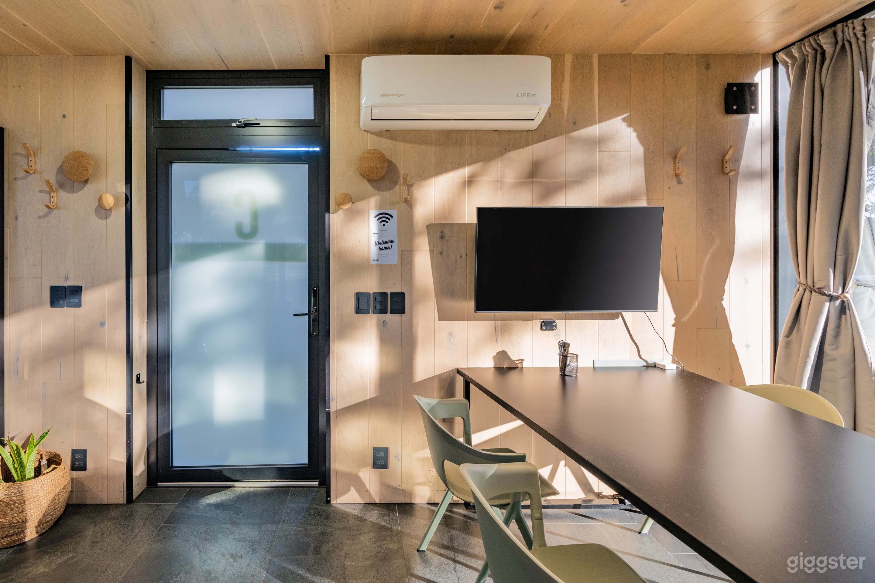 Distinctive Meeting Room / Astonishing View Photo 2