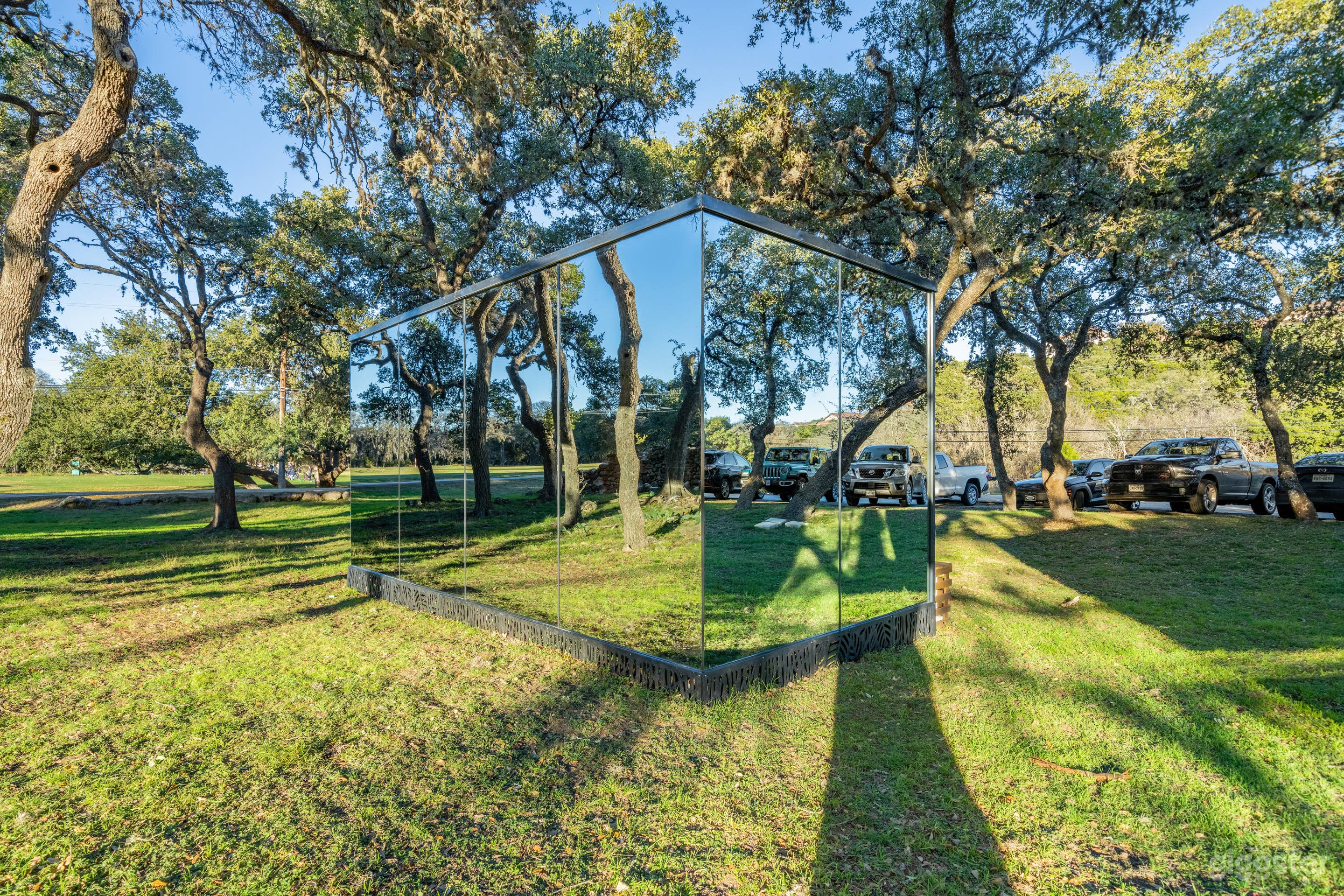 Distinctive Meeting Room / Astonishing View Photo 3