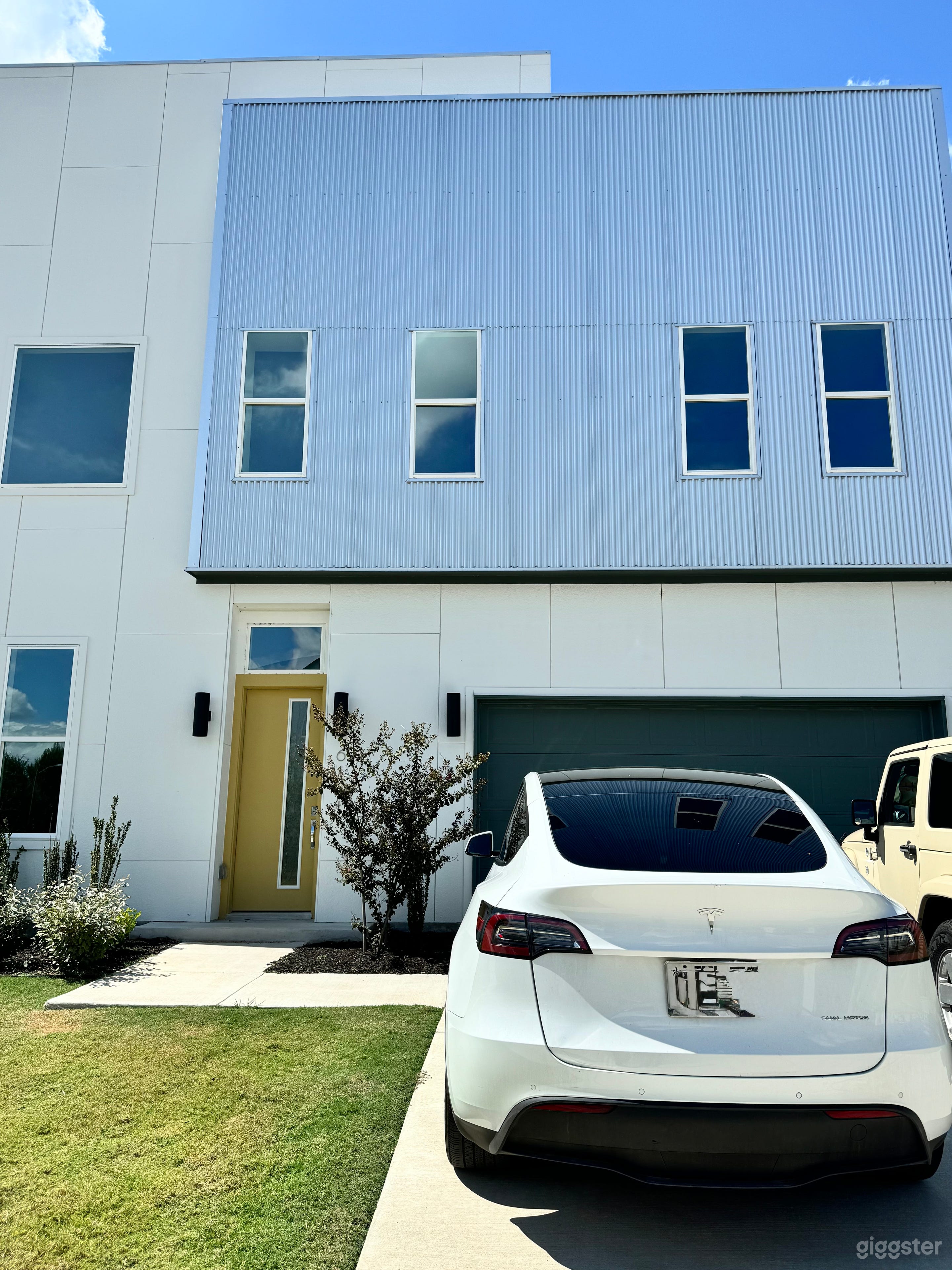 Modern Home • Greenbelt Backyard • String Lights Photo 2